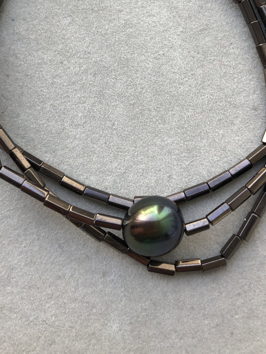 Armband oder Kette Dunkelbrauner Hämatit und eine braune Süßwasserperle