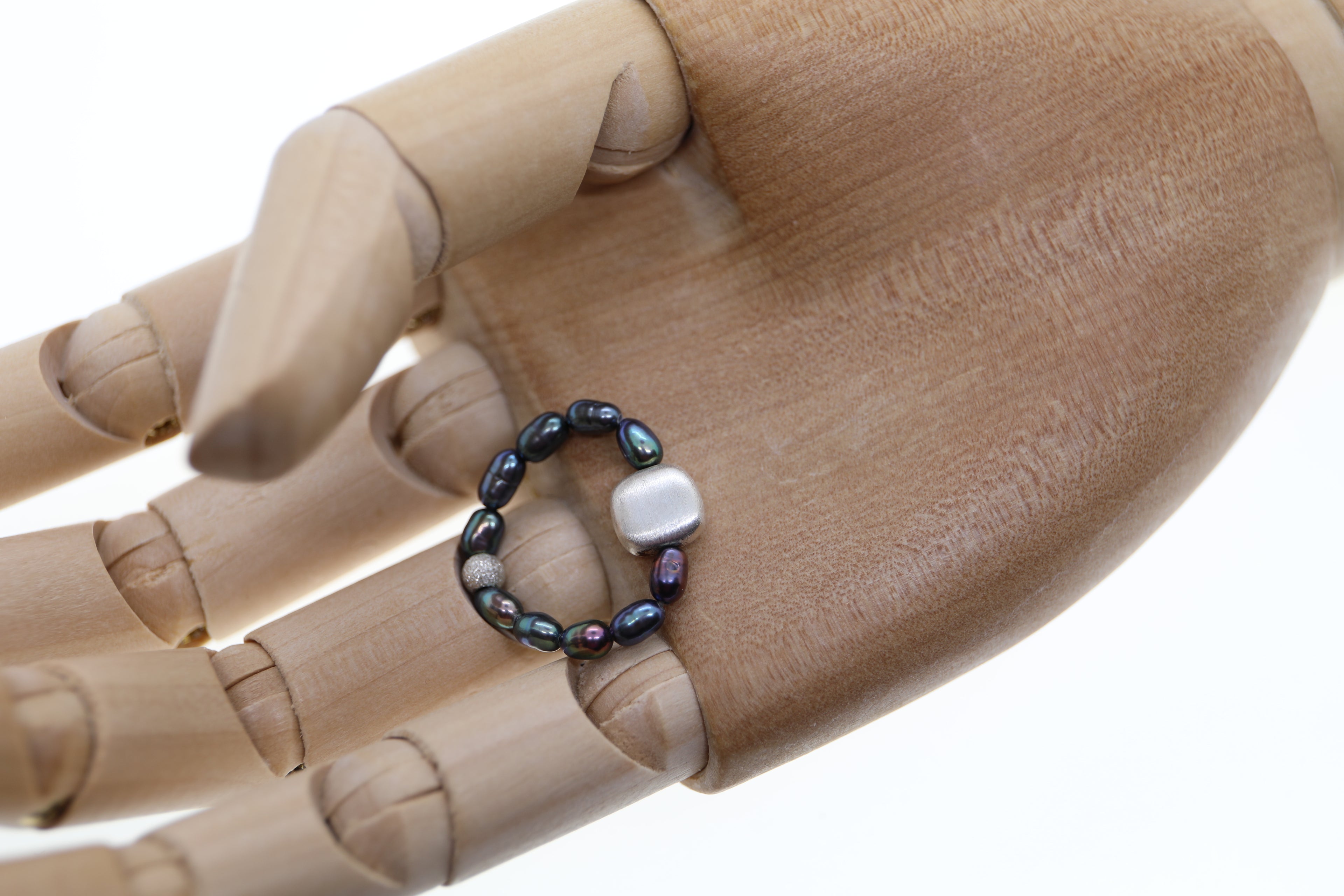 Graue Süßwasserperlen mit mattiertem Silberelement