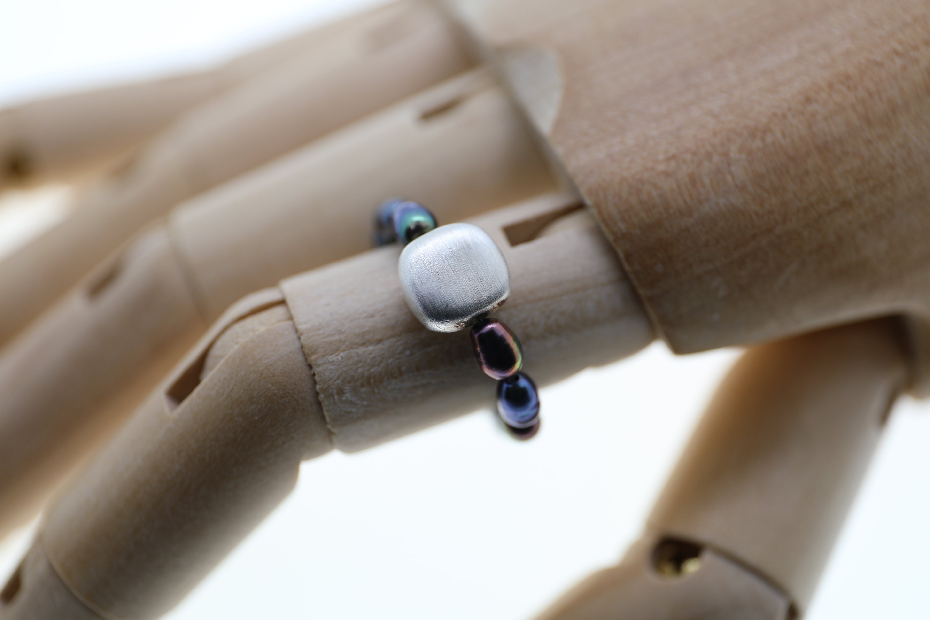 Graue Süßwasserperlen mit mattiertem Silberelement