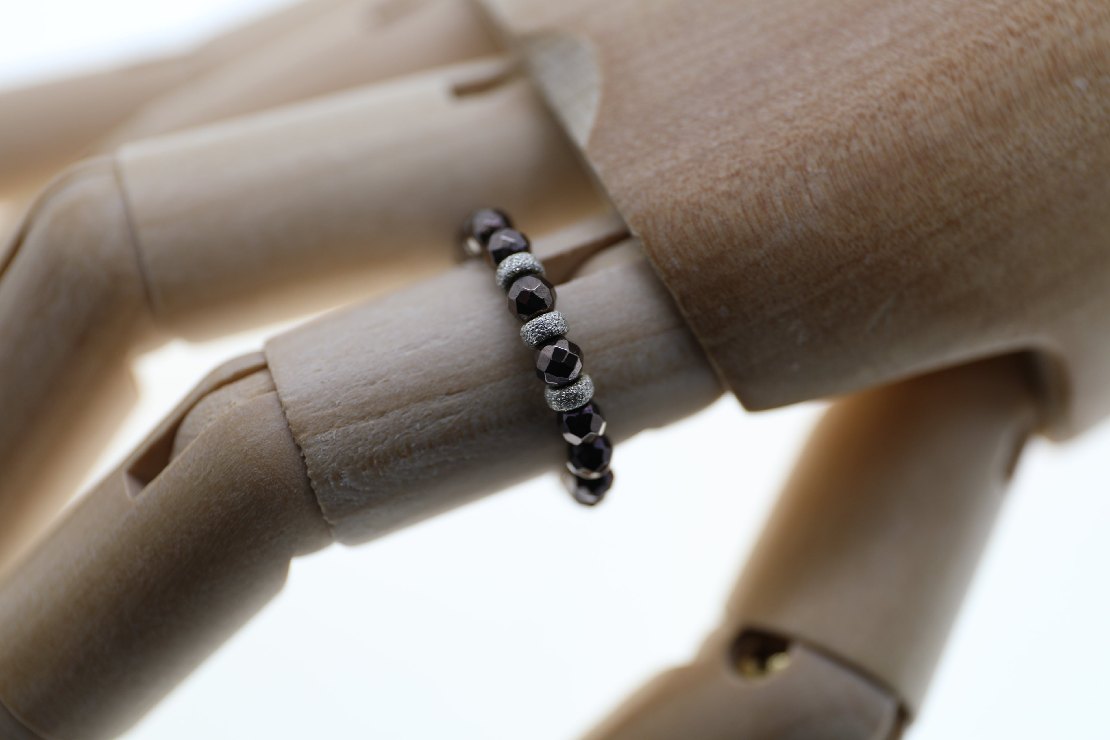 Braune Hämatitperlen mit mattierten Silberelementen