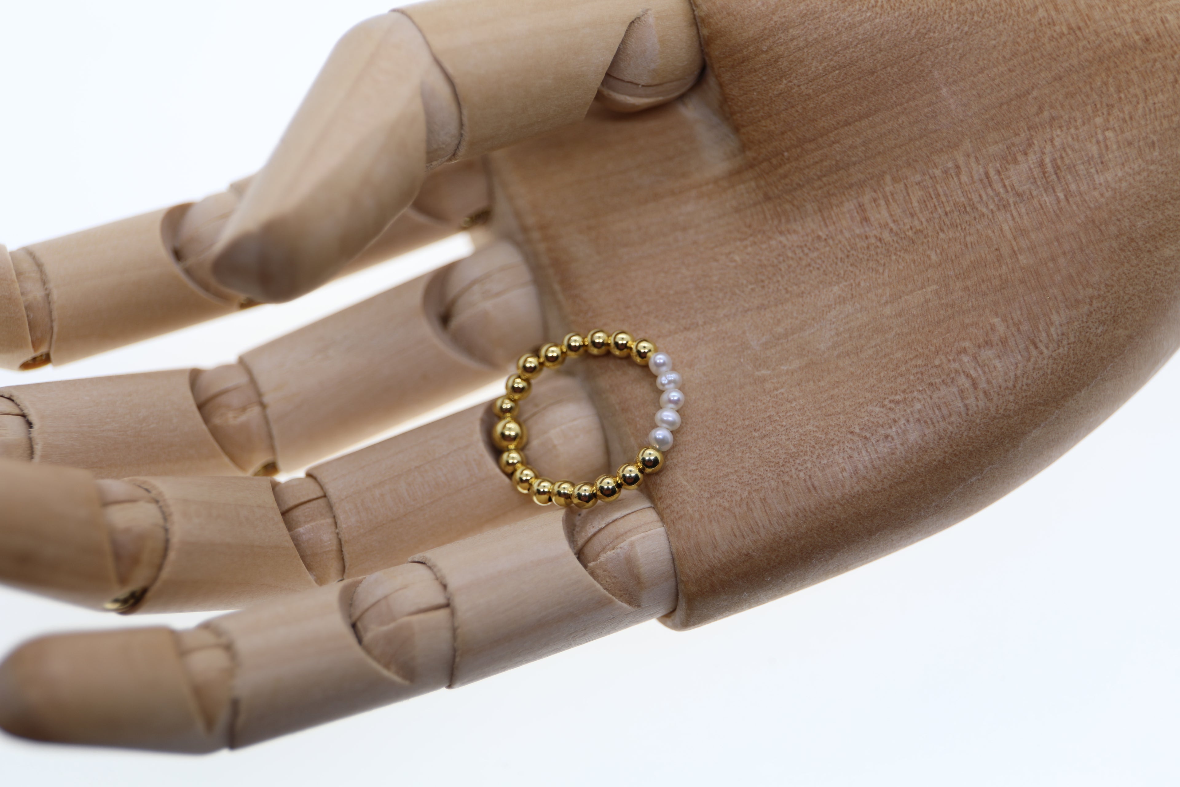 Weiße Süßwasserperlen und vergoldete Silberkugeln