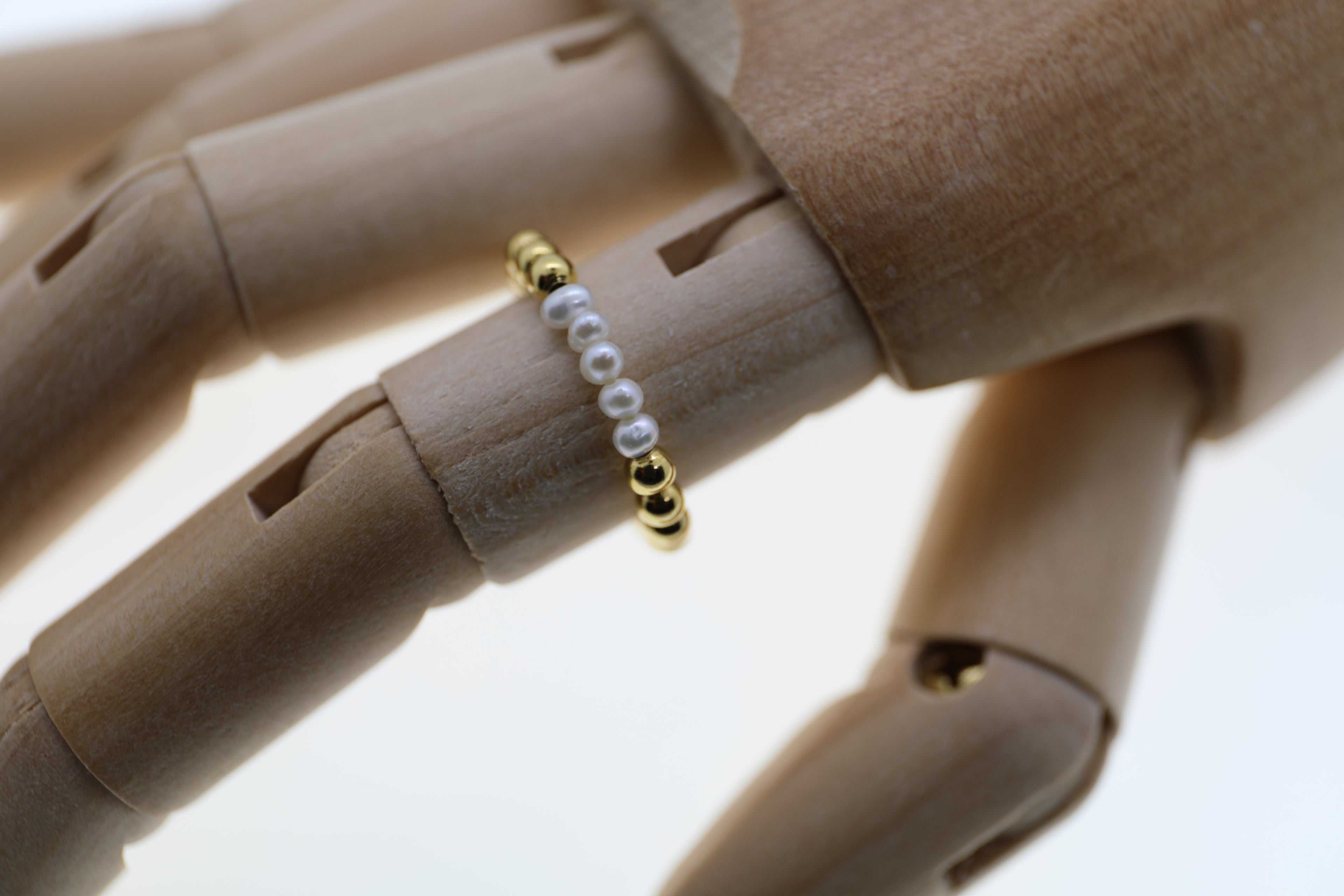 Weiße Süßwasserperlen und vergoldete Silberkugeln