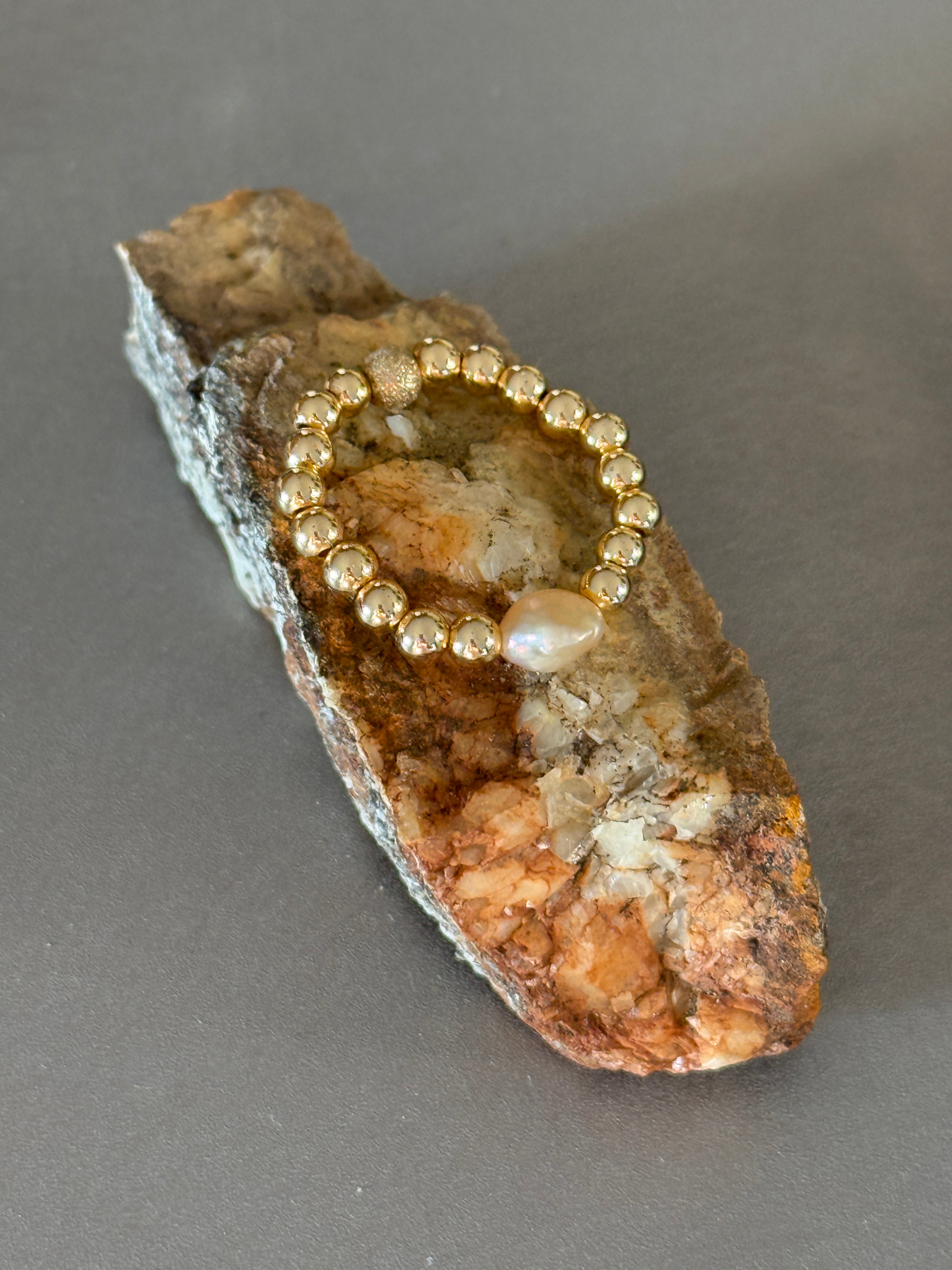 Hämatitperlen, Süßwasserperle und Silberkugel