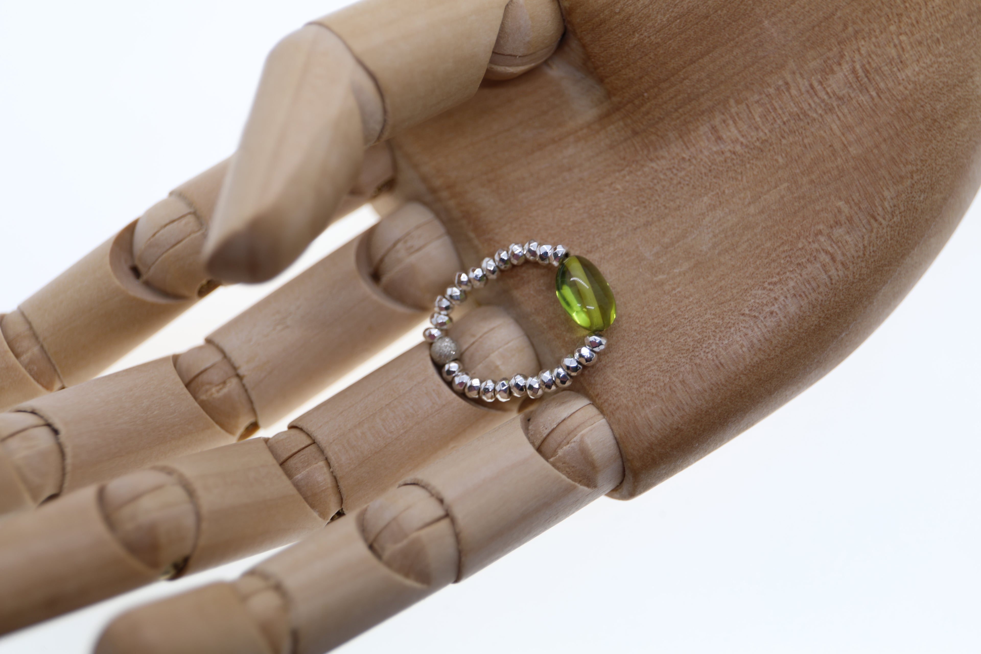 Grüne Bernsteinperle, Silberkugel und silberfarbene Hämatitperlen