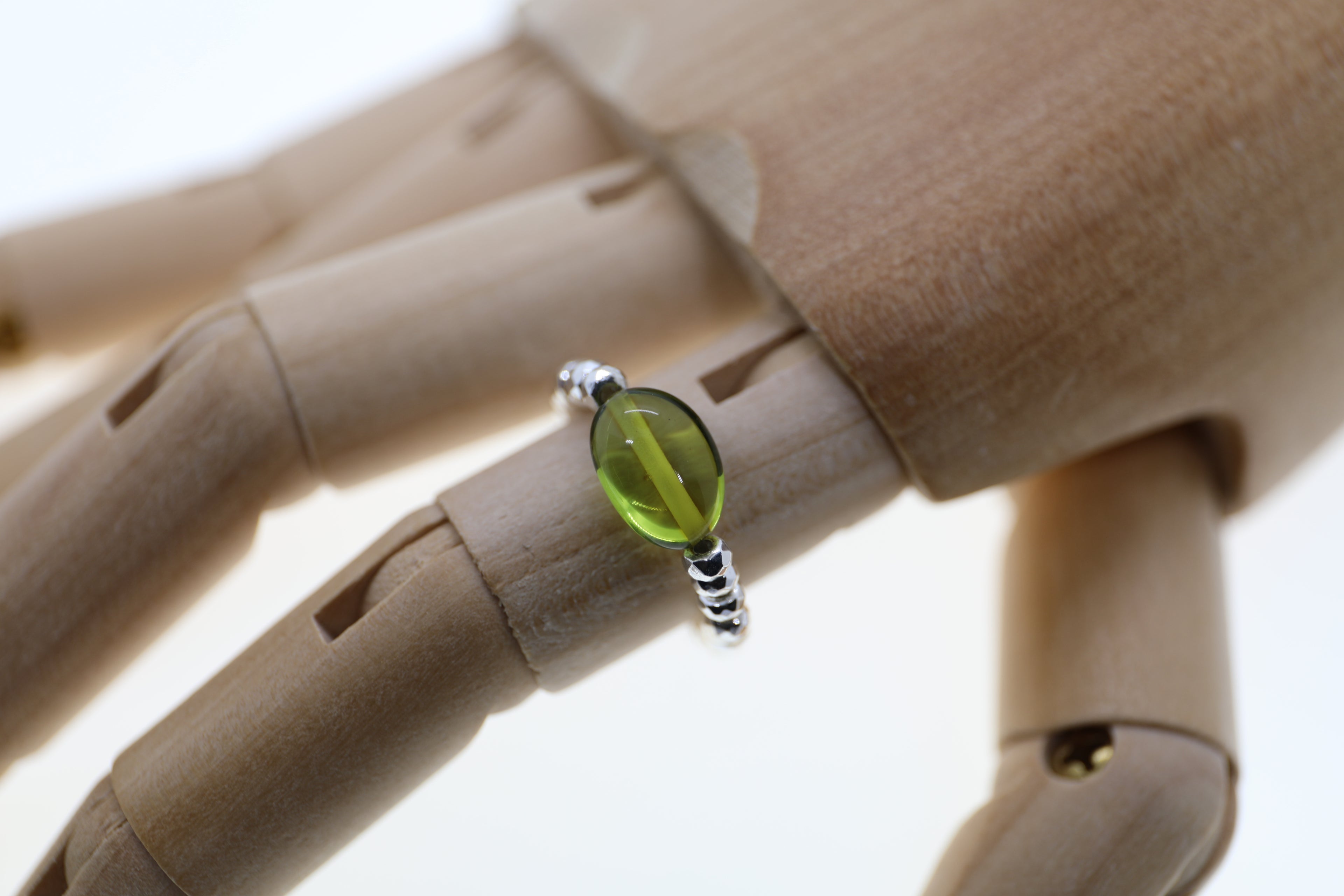 Grüne Bernsteinperle, Silberkugel und silberfarbene Hämatitperlen