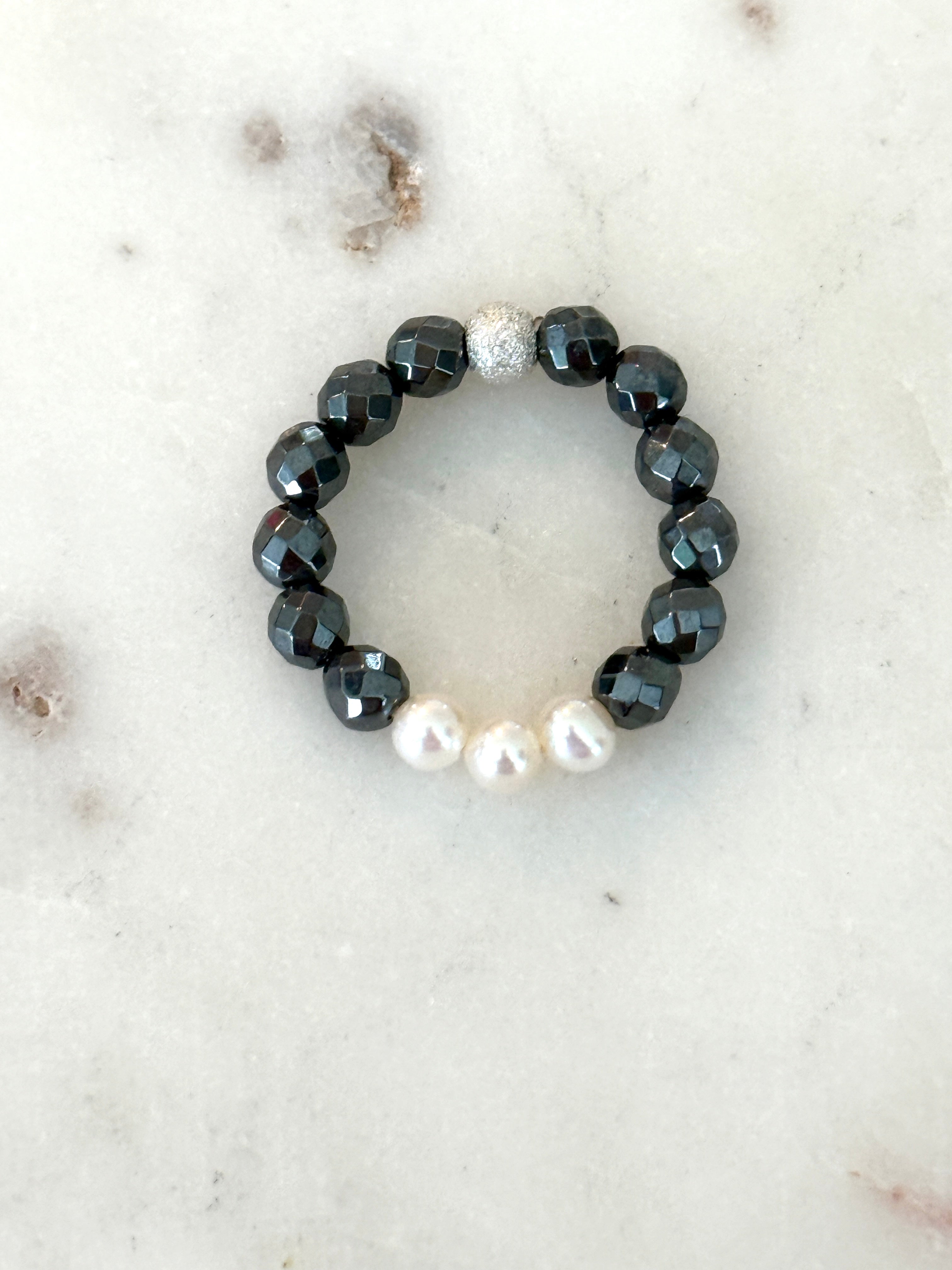 Anthrazitfarbene Hämatite mit Süßwasserperlen und Silberelement