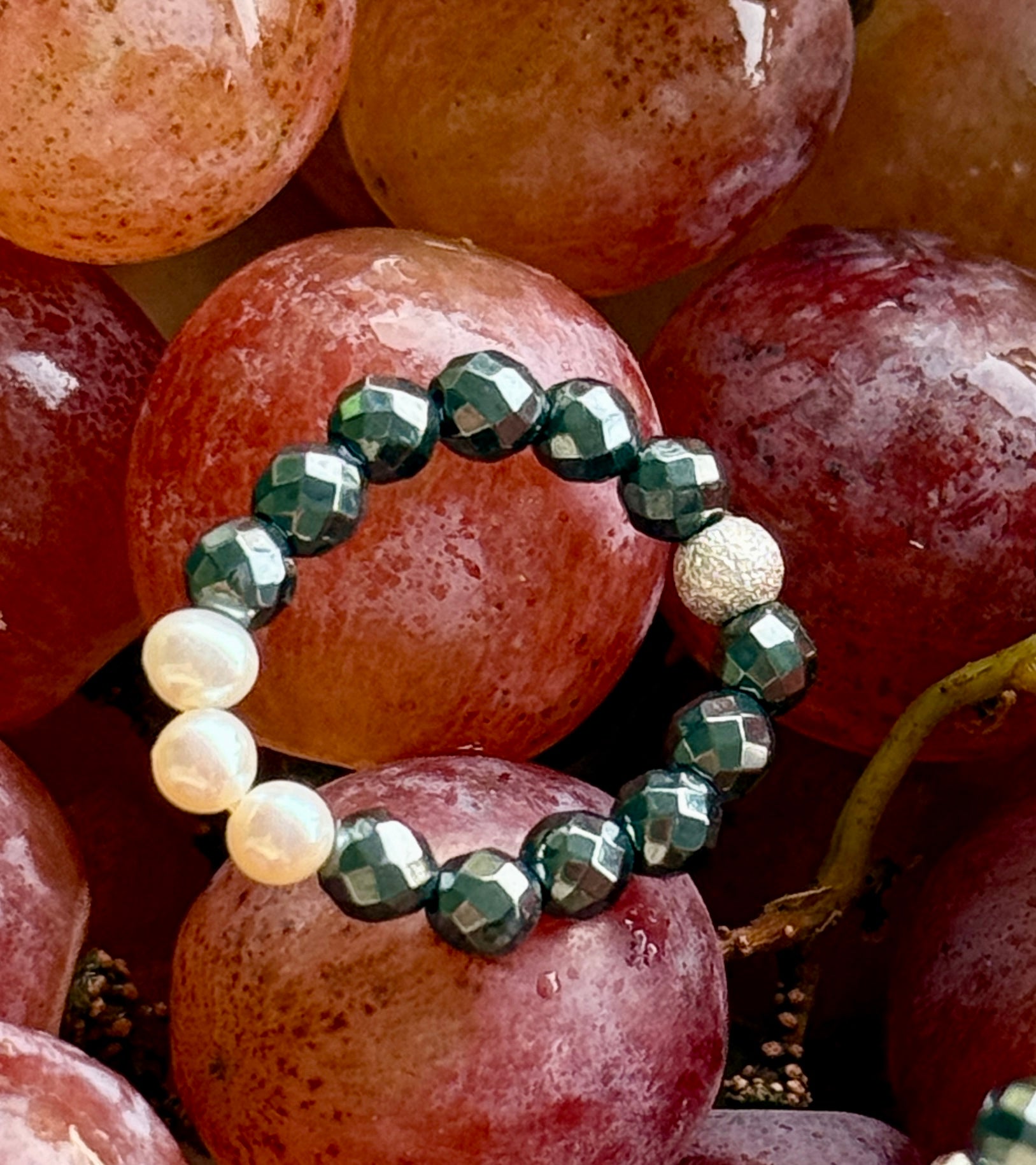 Anthrazitfarbene Hämatite mit Süßwasserperlen und Silberelement