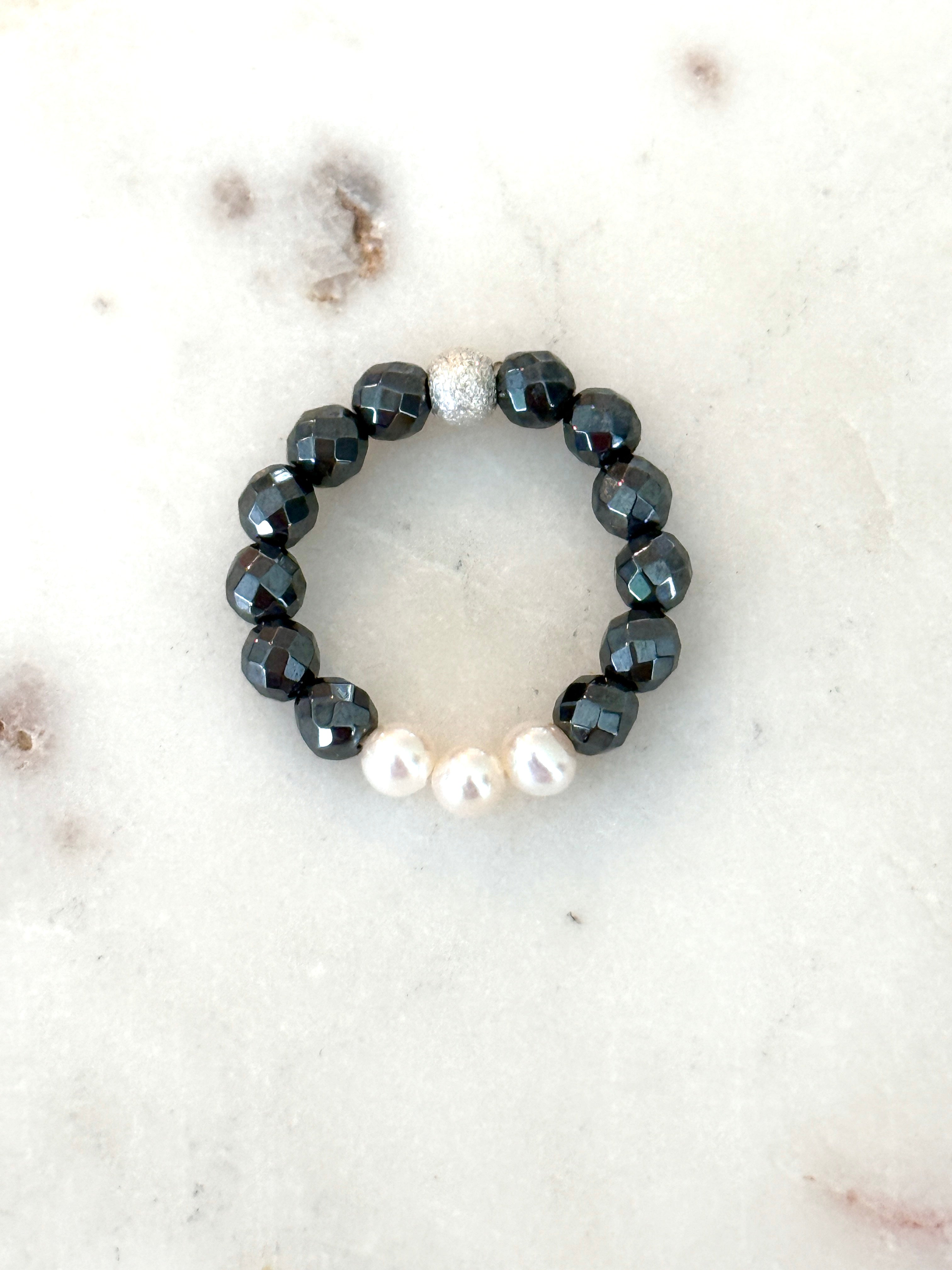 Anthrazitfarbene Hämatite mit Süßwasserperlen und Silberelement