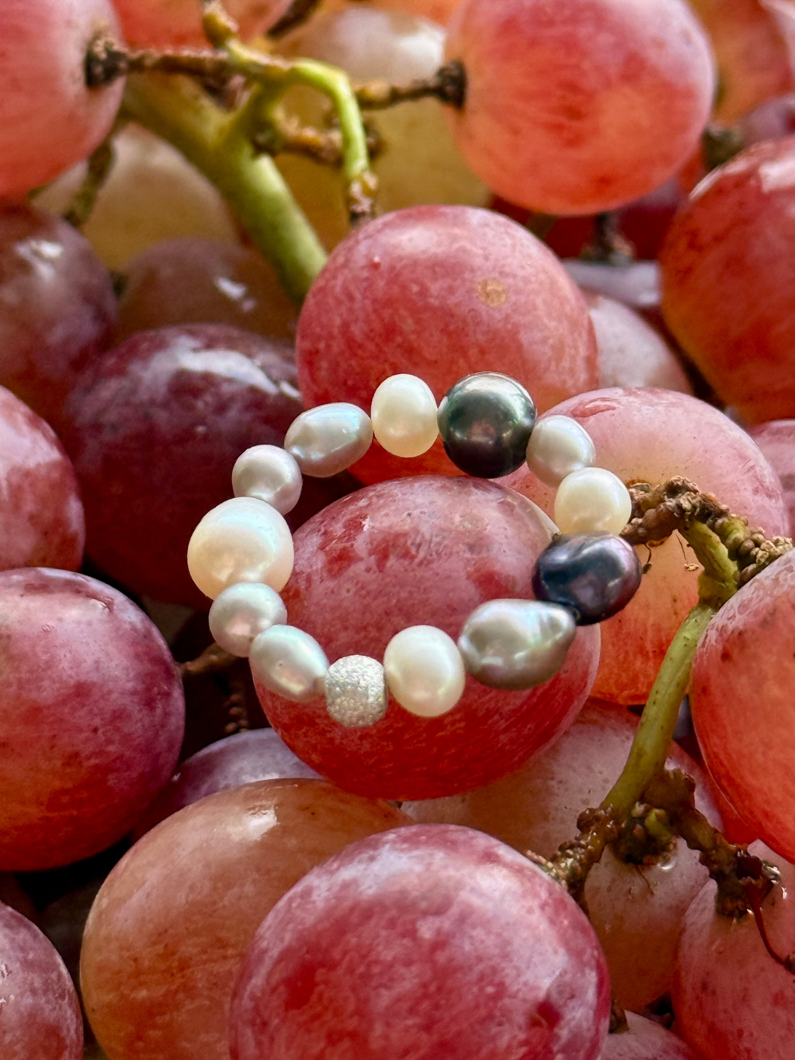 Süßwasserperlen und kleine Silberkugel (925)