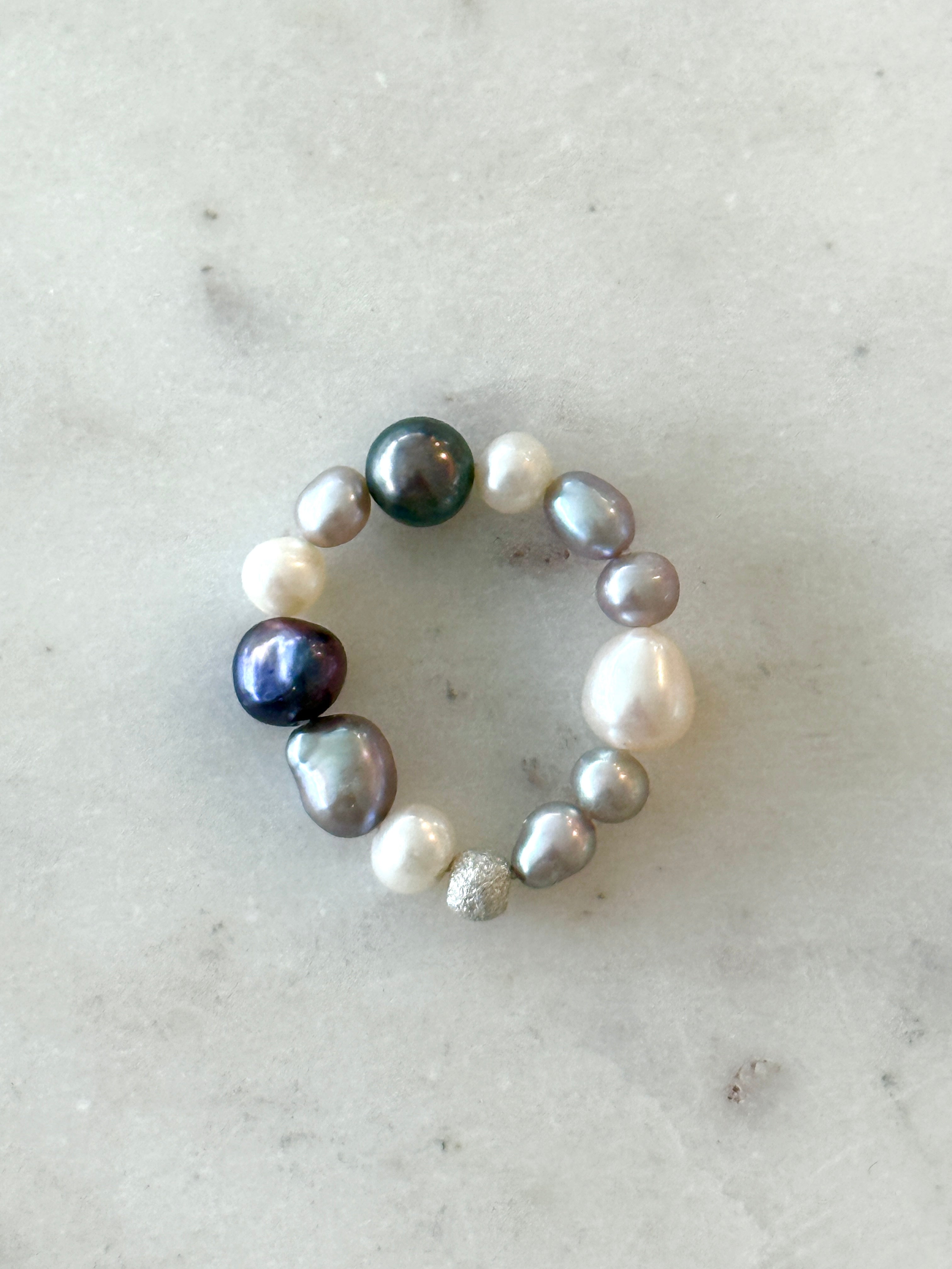Süßwasserperlen und kleine Silberkugel (925)