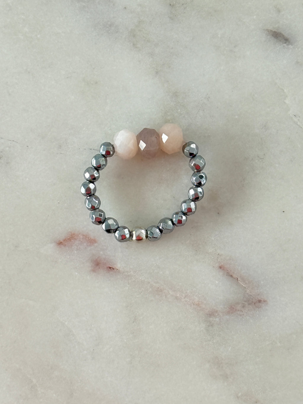 Silberfarbene Hämatite und rosa Mondsteinperlen