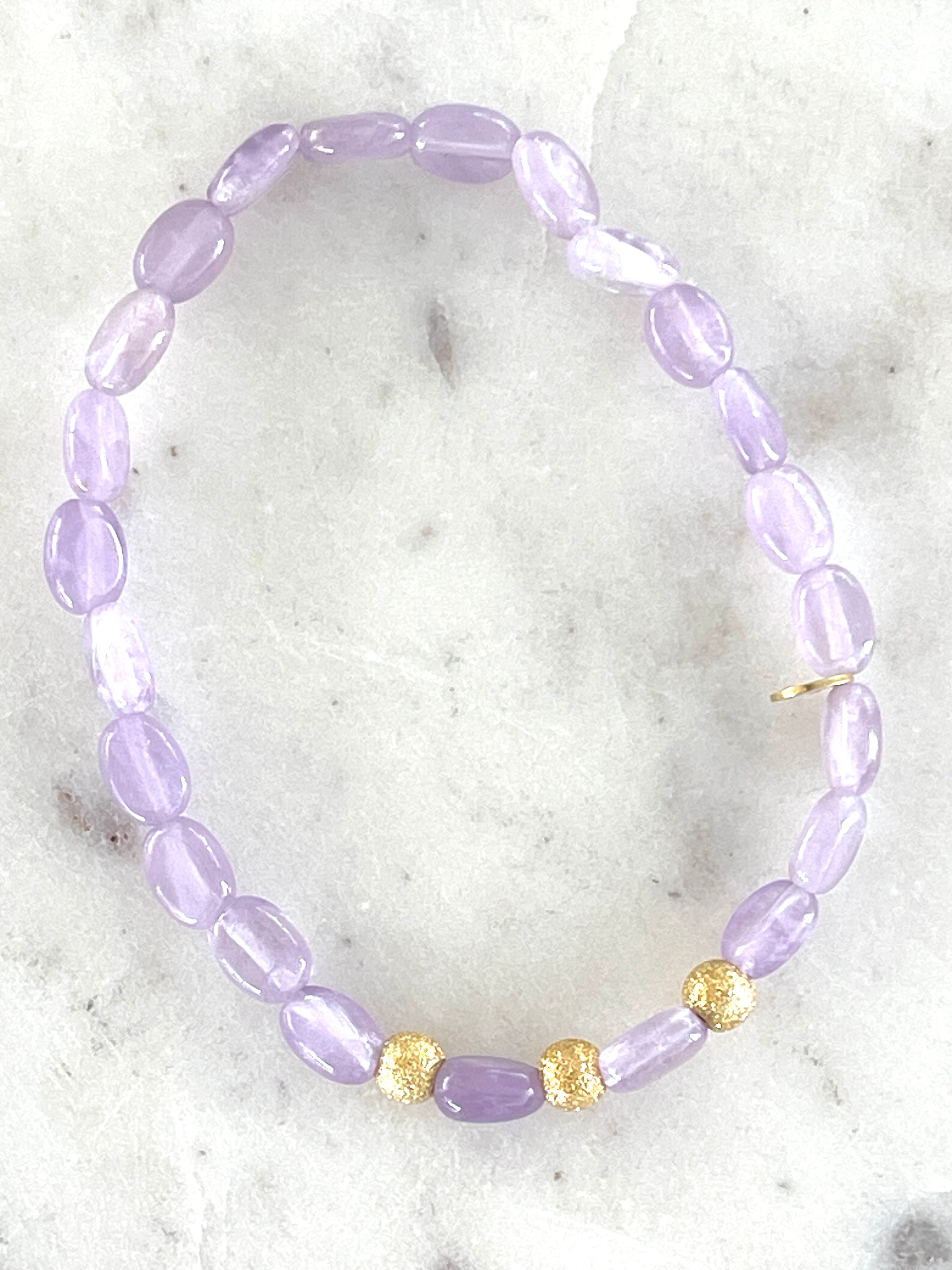 Zarte Amethyst-Nuggets und vergoldete Silberelemente