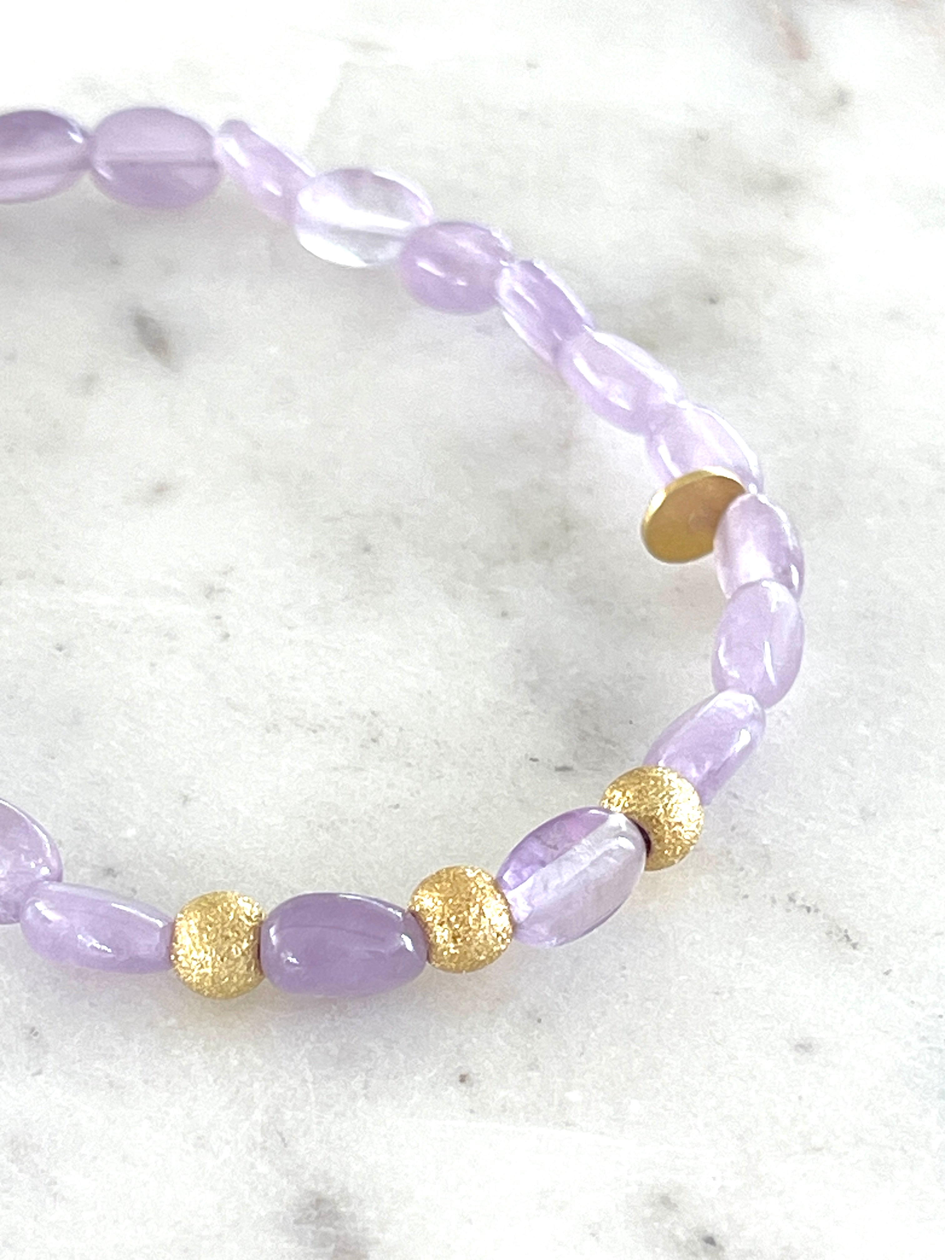 Zarte Amethyst-Nuggets und vergoldete Silberelemente