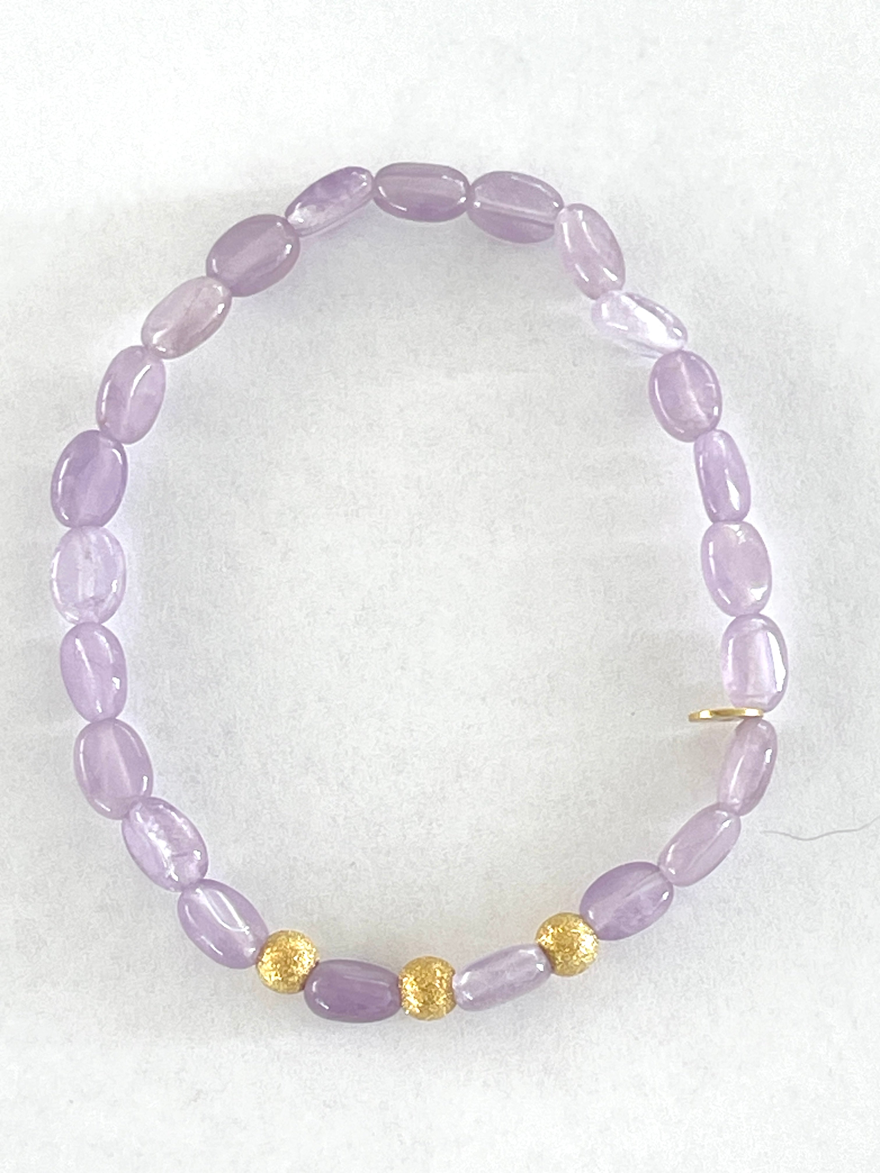 Zarte Amethyst-Nuggets und vergoldete Silberelemente