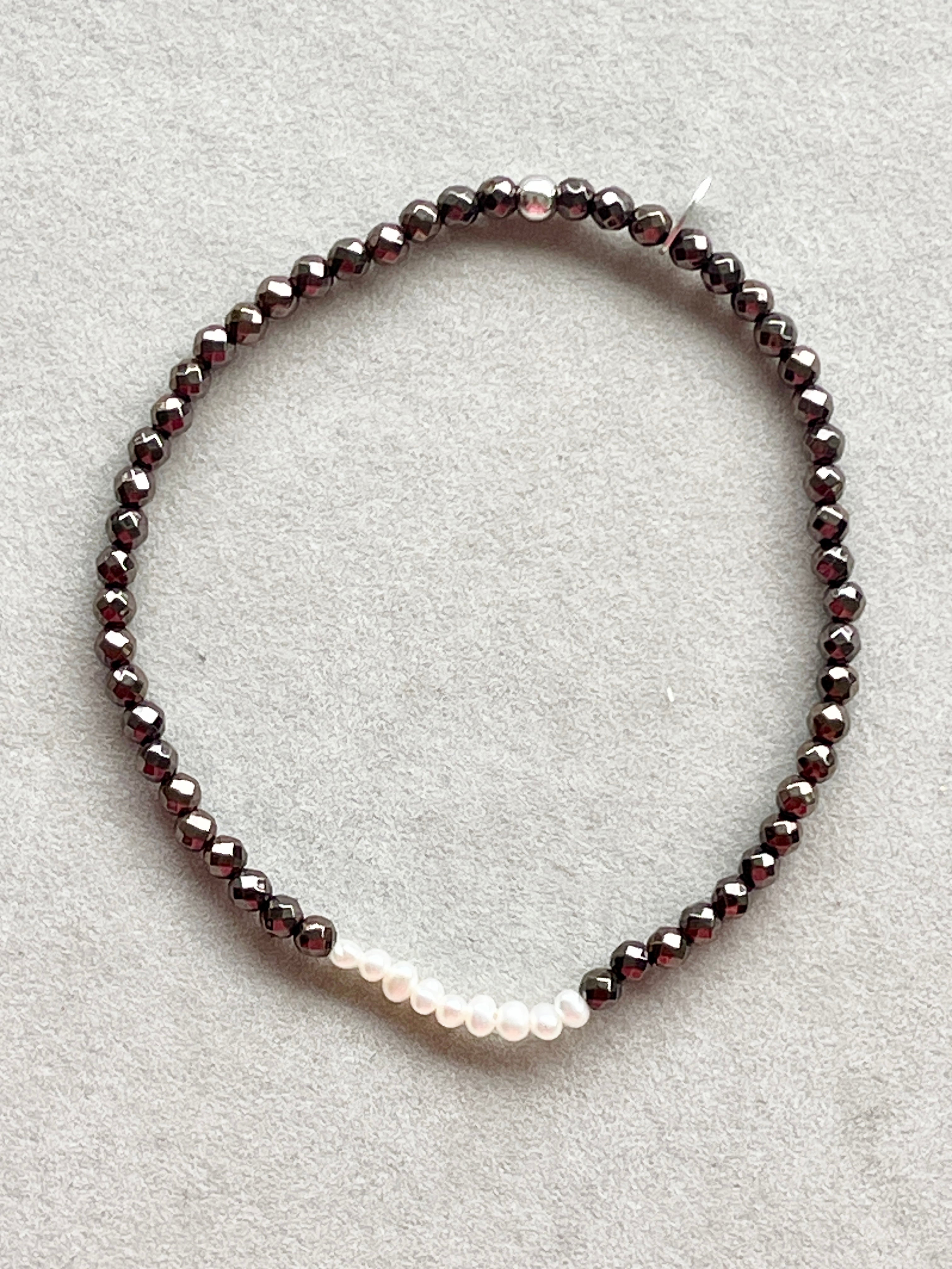 Dunkelbrauner Hämatit mit Süßwasserperlen