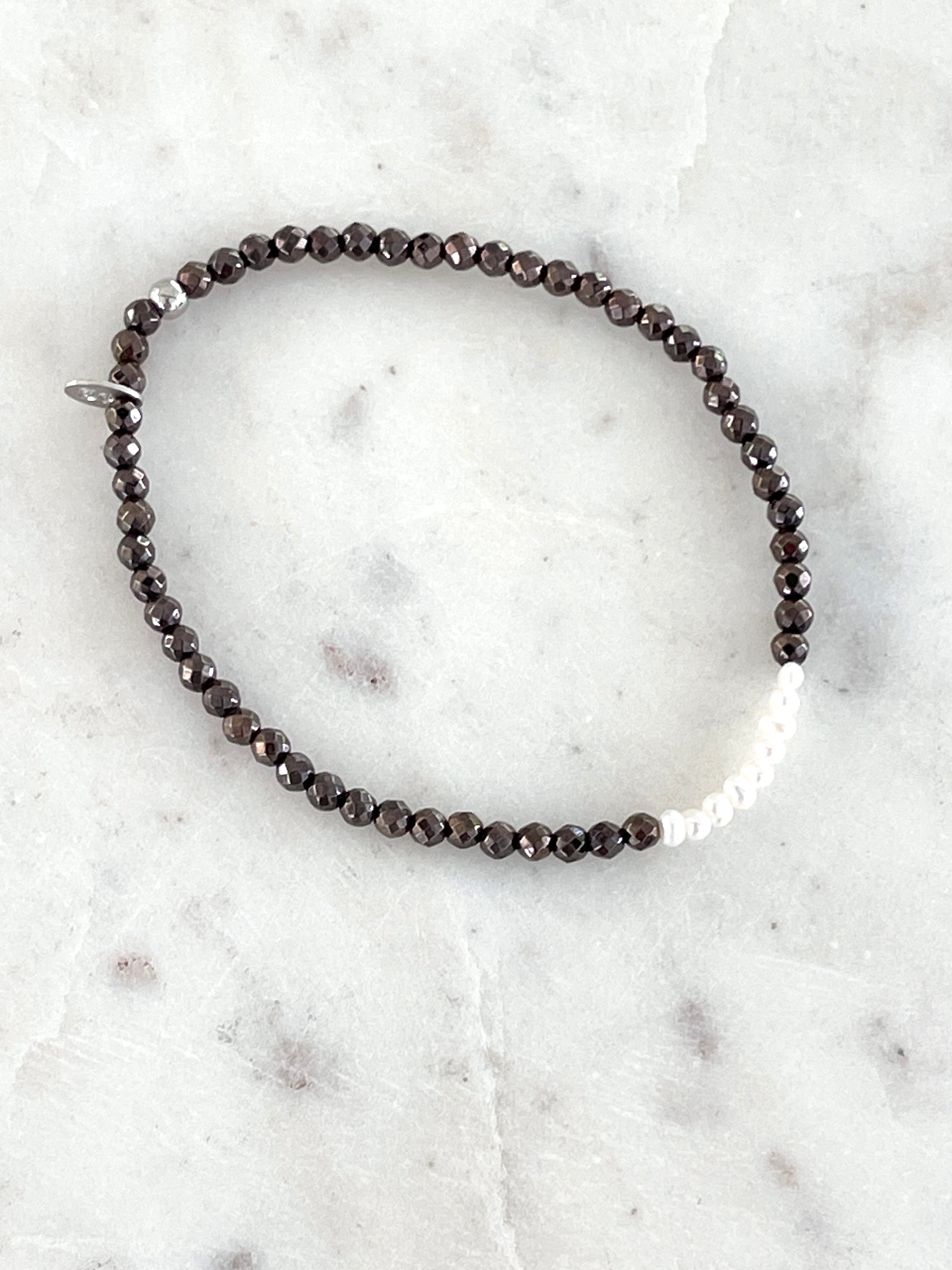 Dunkelbrauner Hämatit mit Süßwasserperlen