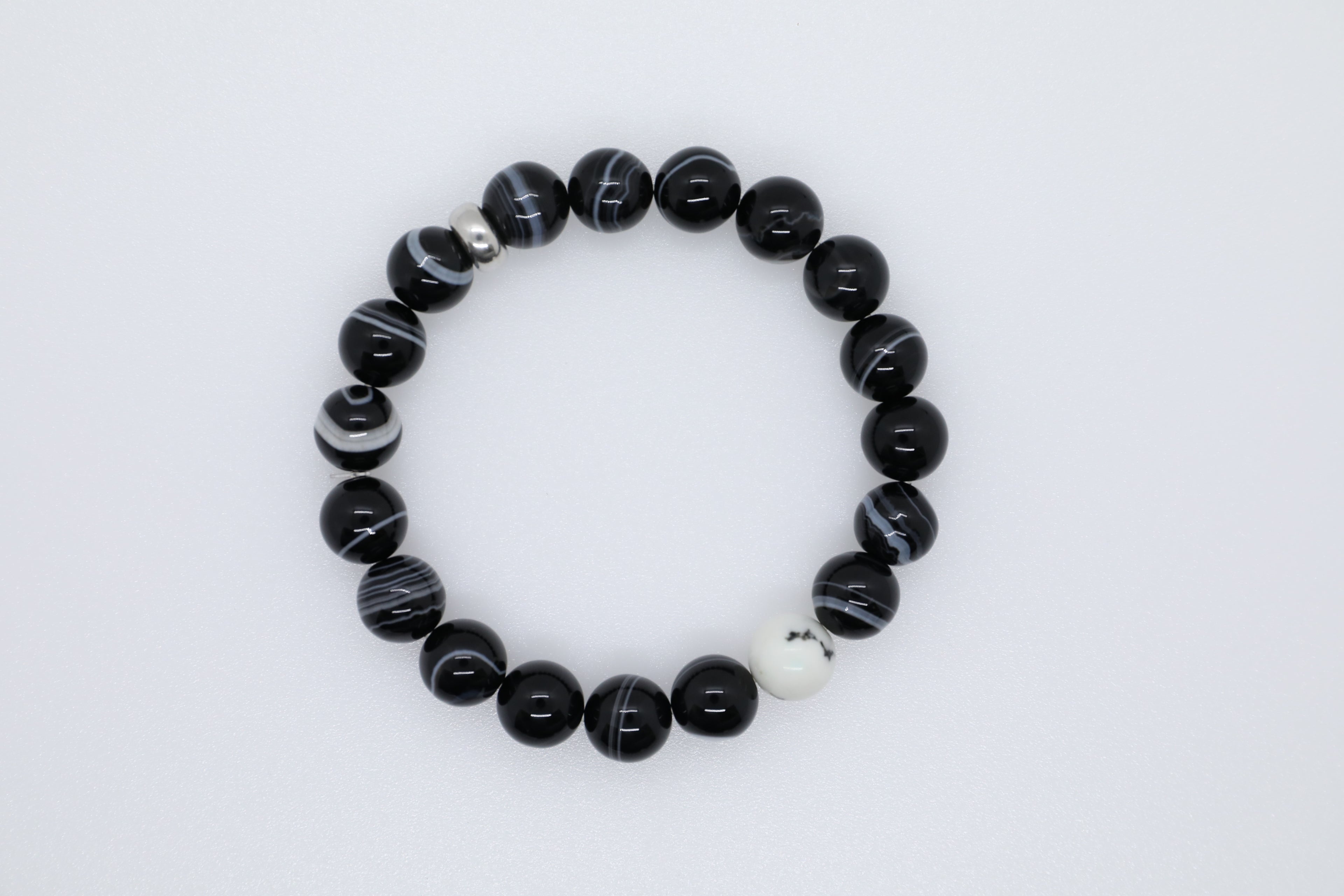 Sardonyx, Magnesit und ein Silberelement