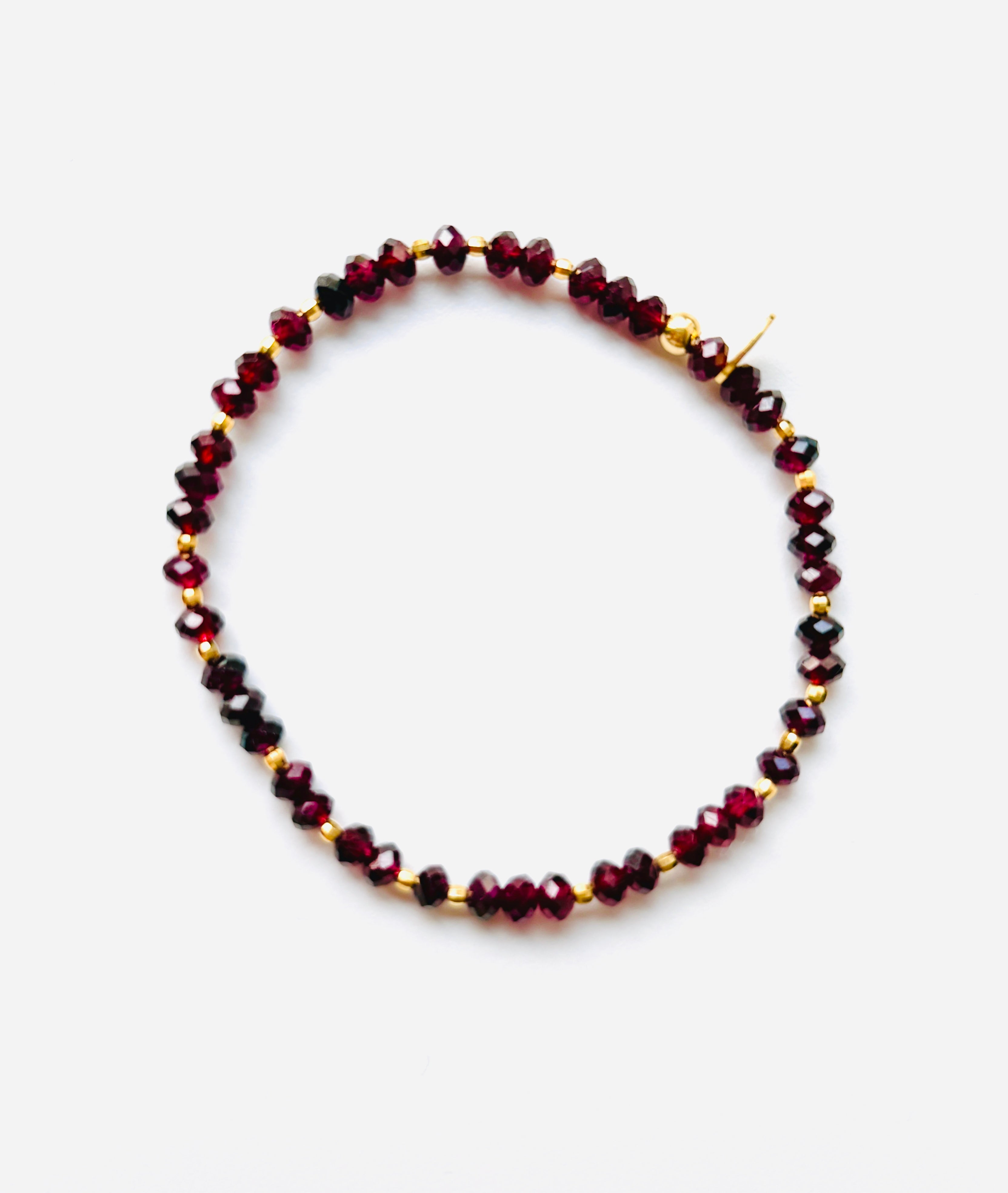 Roter Granat mit kleinen Silberkugeln Gelbgold vergoldet