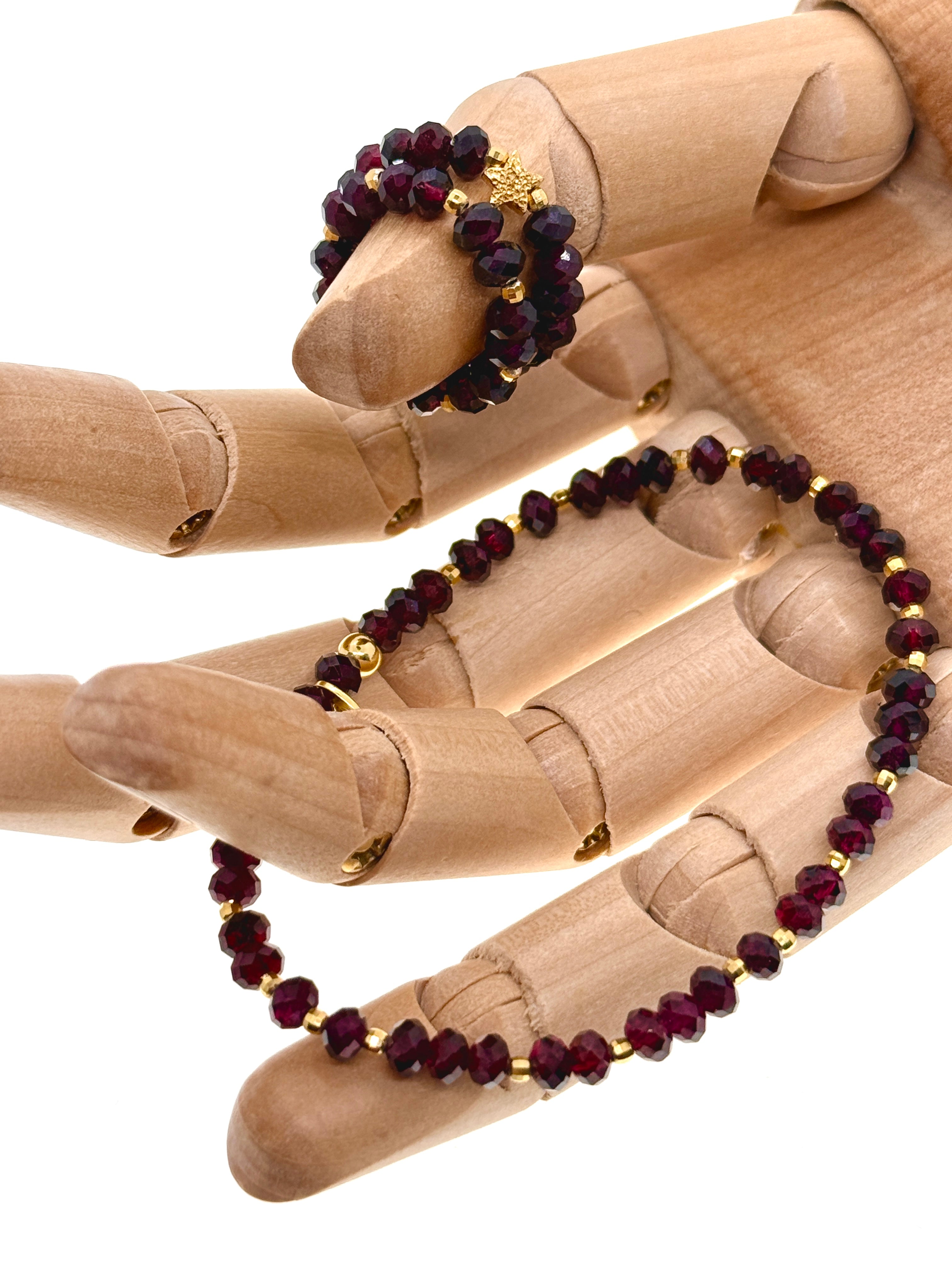 Roter Granat mit kleinen Silberkugeln Gelbgold vergoldet