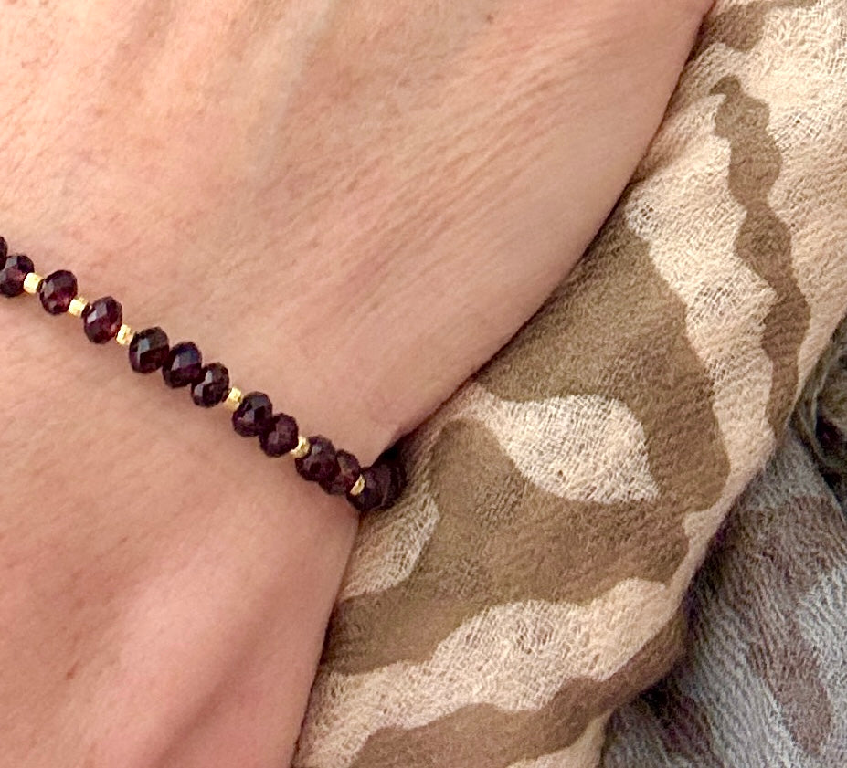 Armband Roter Granat mit kleinen Silberkugeln Gelbgold vergoldet
