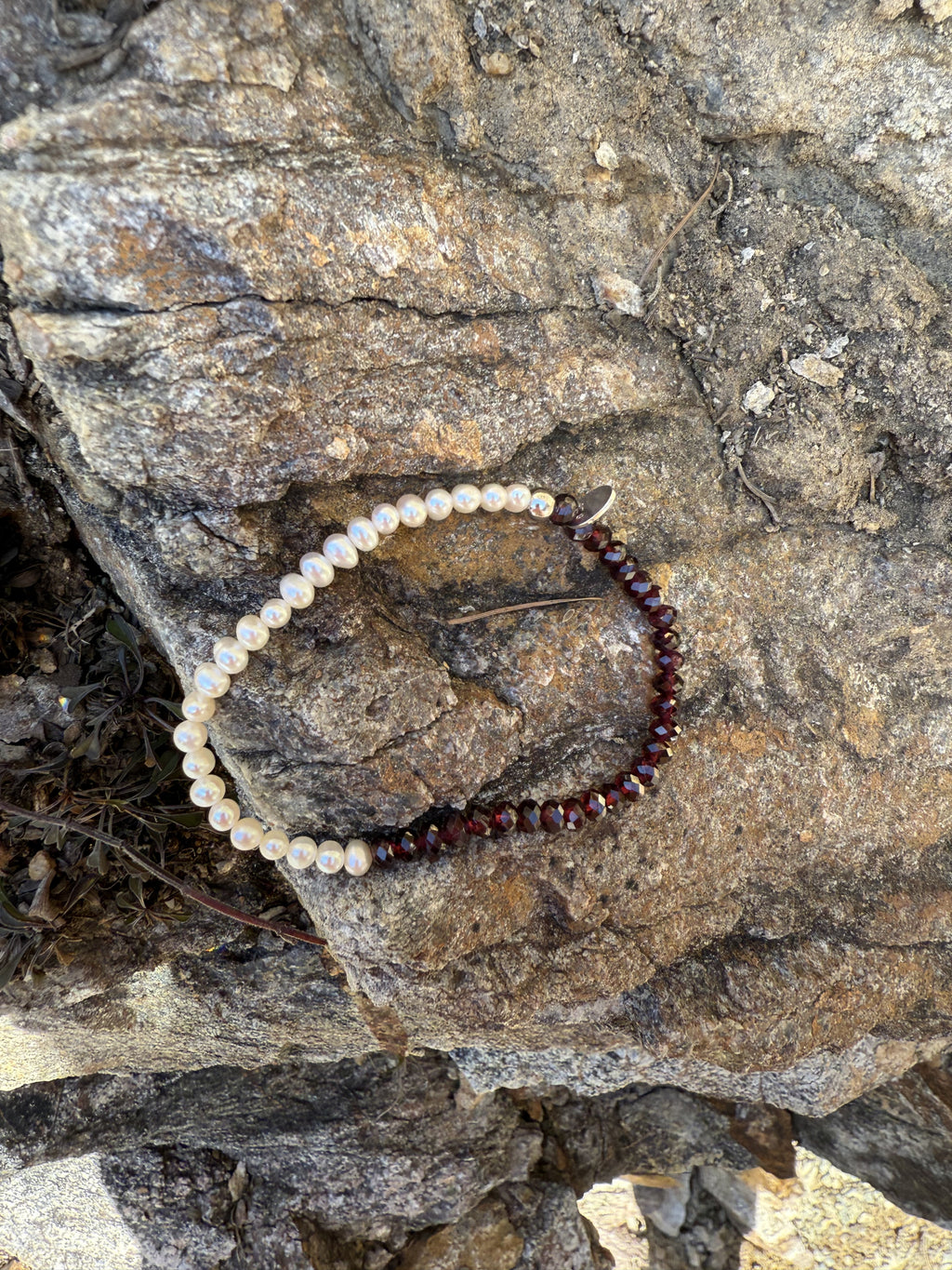 Roter facettierter Granat und Süßwasserperlen