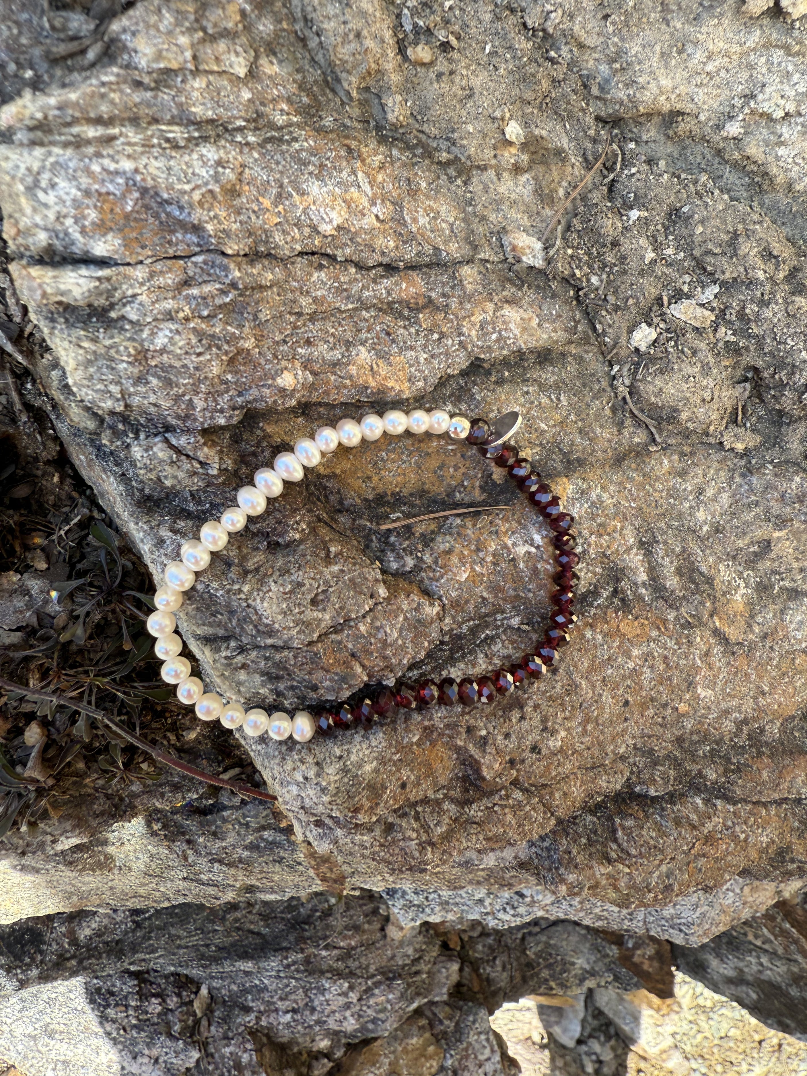 Roter facettierter Granat und Süßwasserperlen