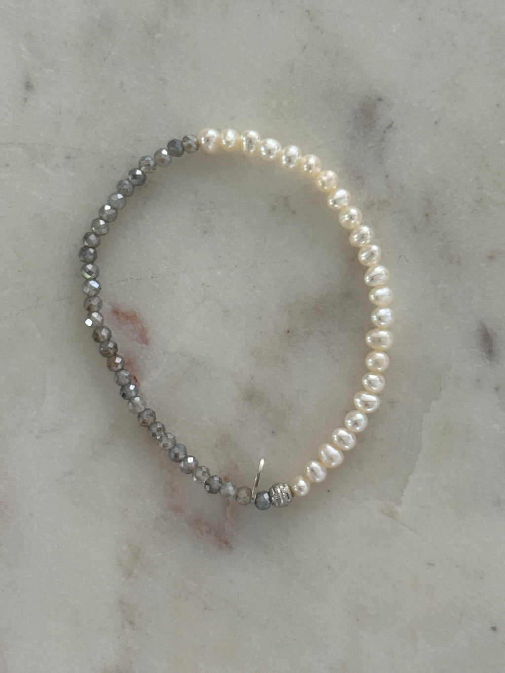 Facettierter Labradorit mit Süßwasserperlen