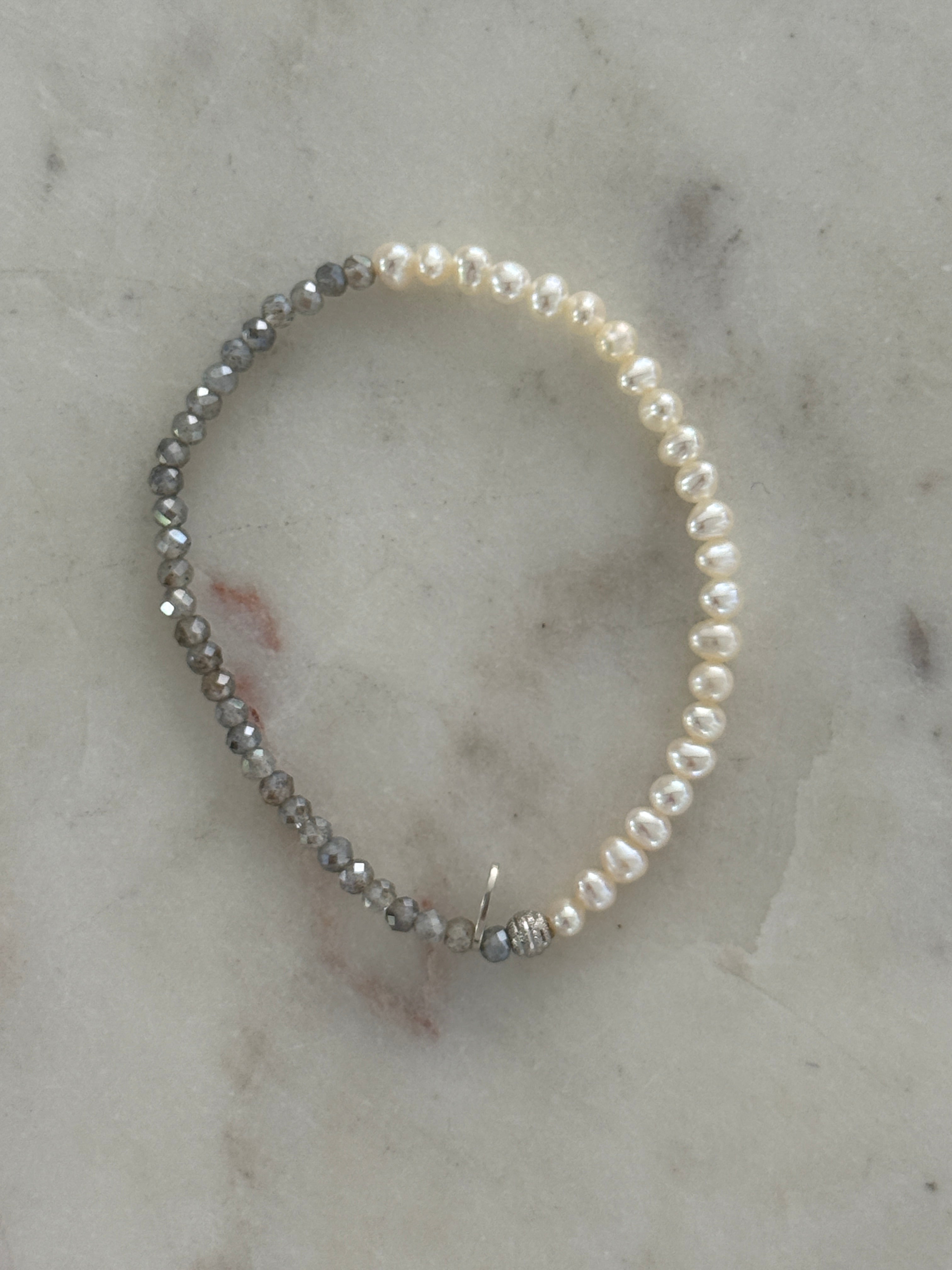 Facettierter Labradorit mit Süßwasserperlen