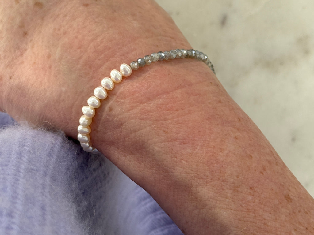 Facettierter Labradorit mit Süßwasserperlen