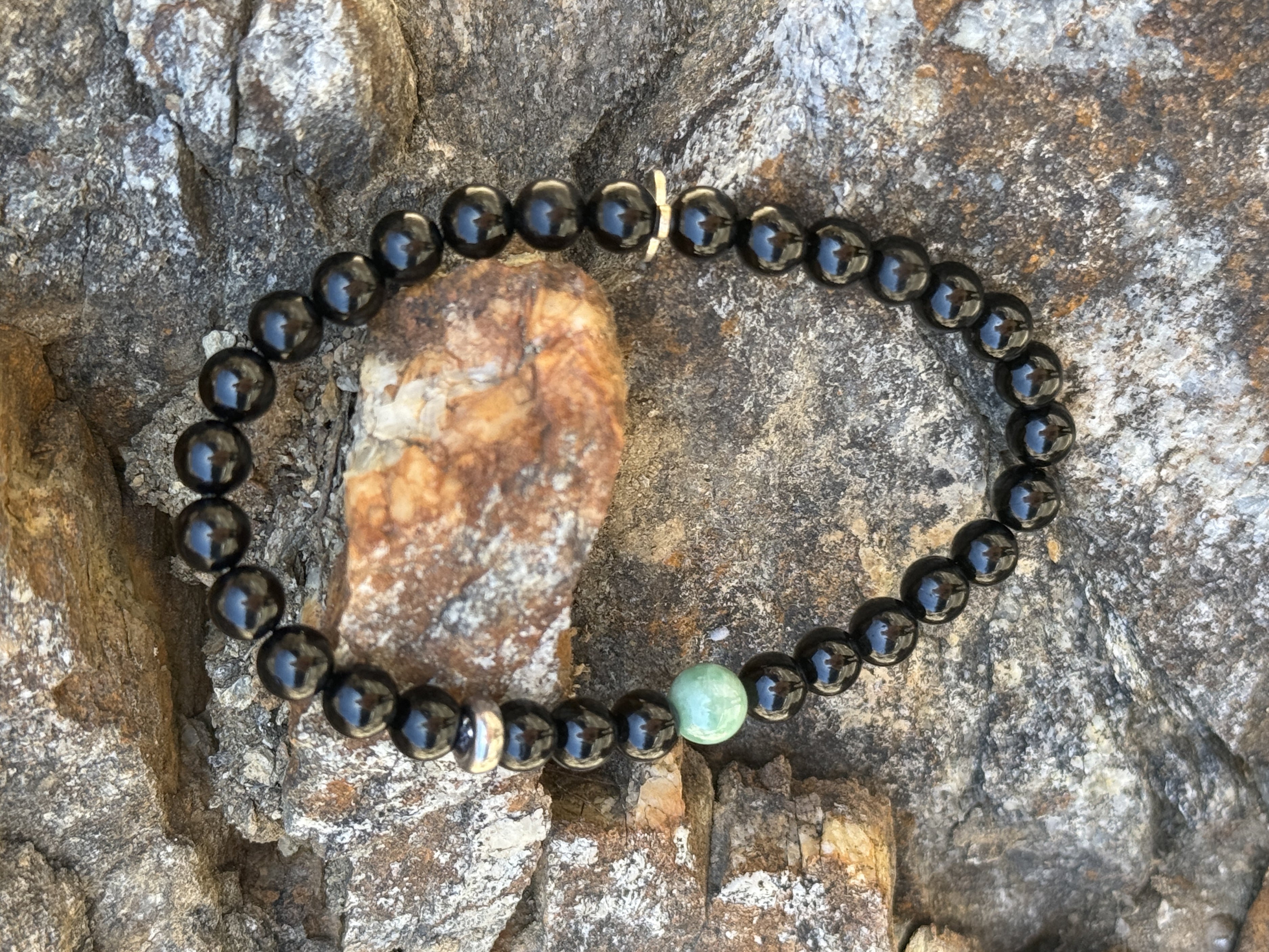 Schwarzer Turmalin mit Jadekugel und Silberelement