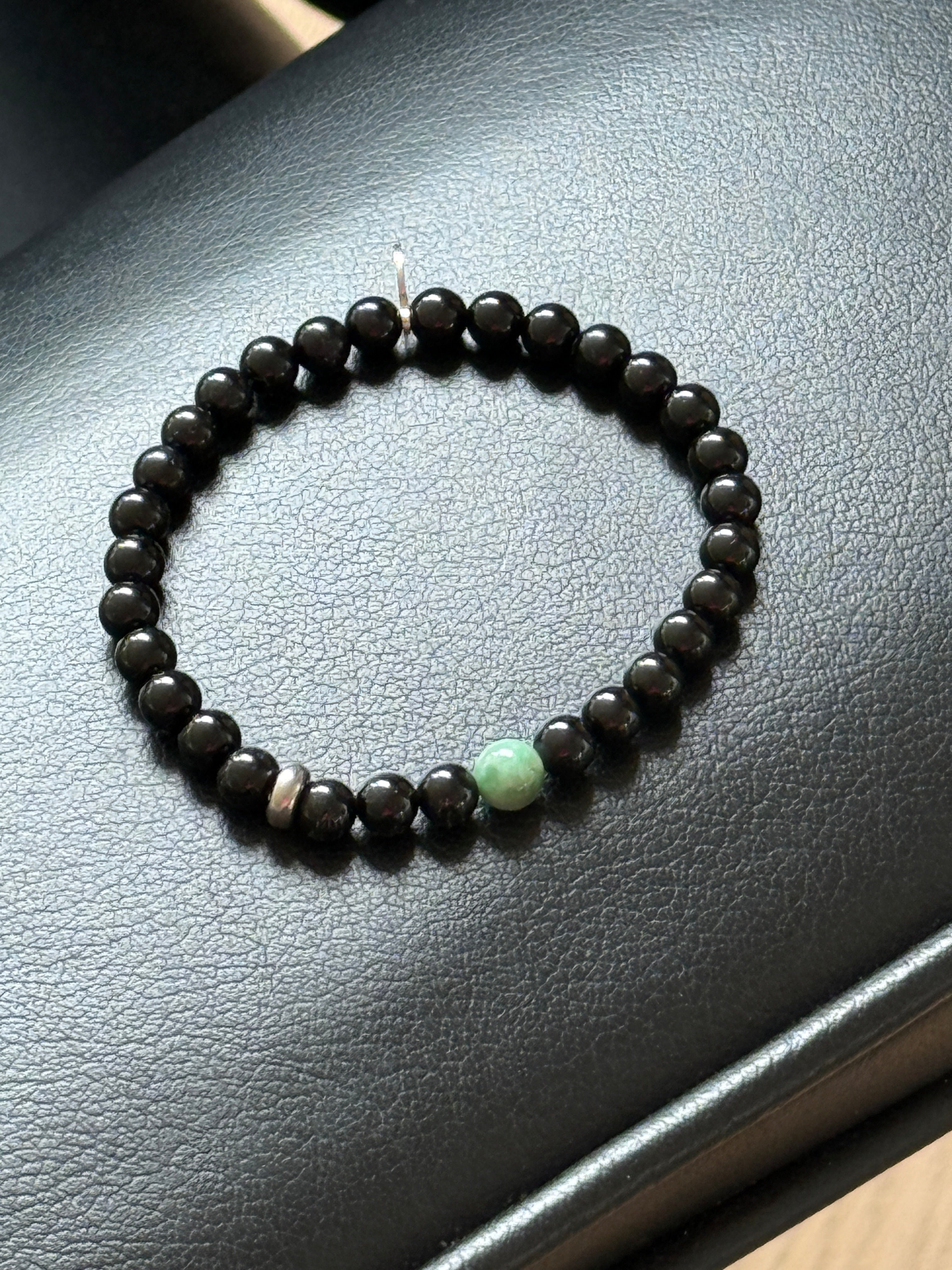 Schwarzer Turmalin mit Jadekugel und Silberelement