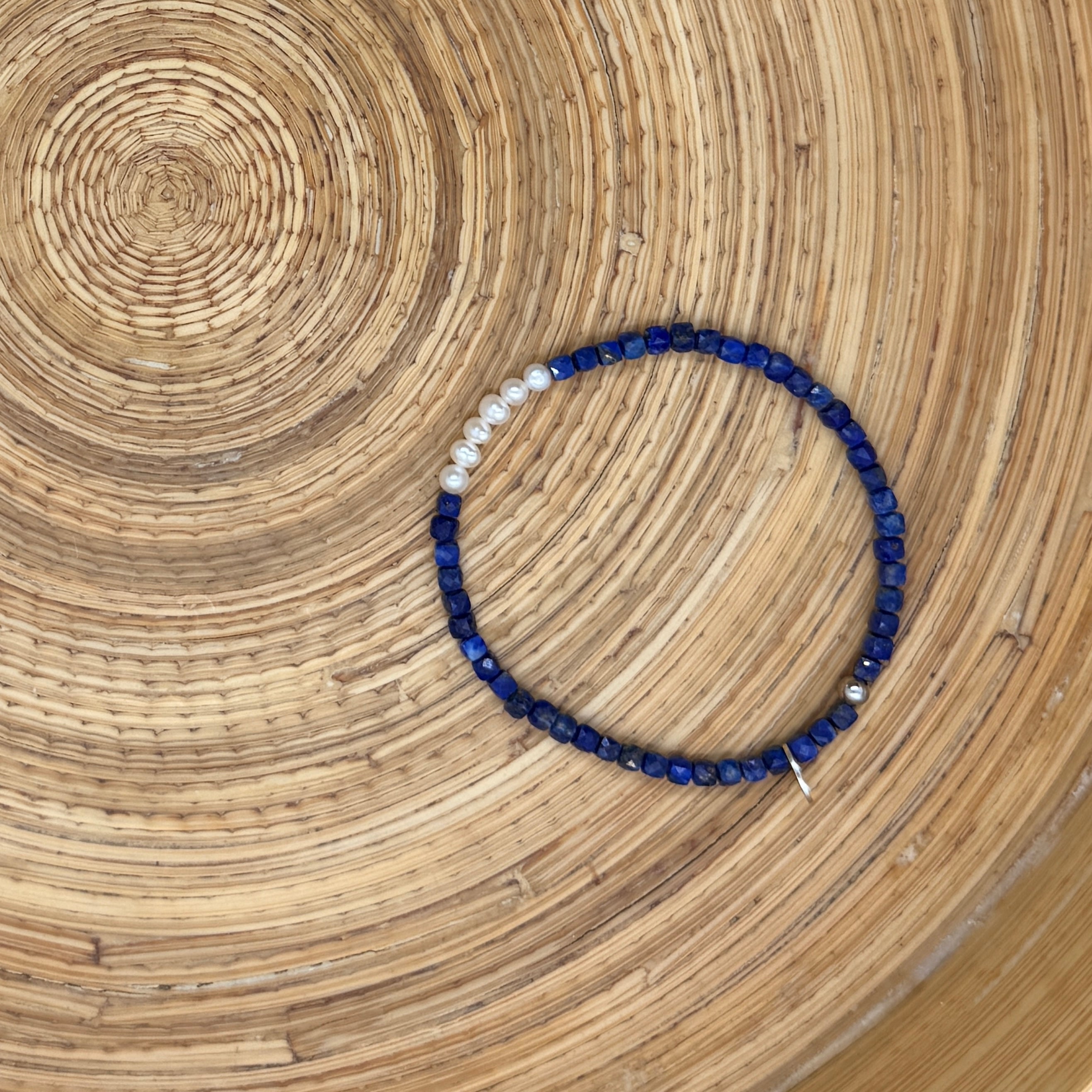 Lapislazuli mit weißen Süßwasserperlen