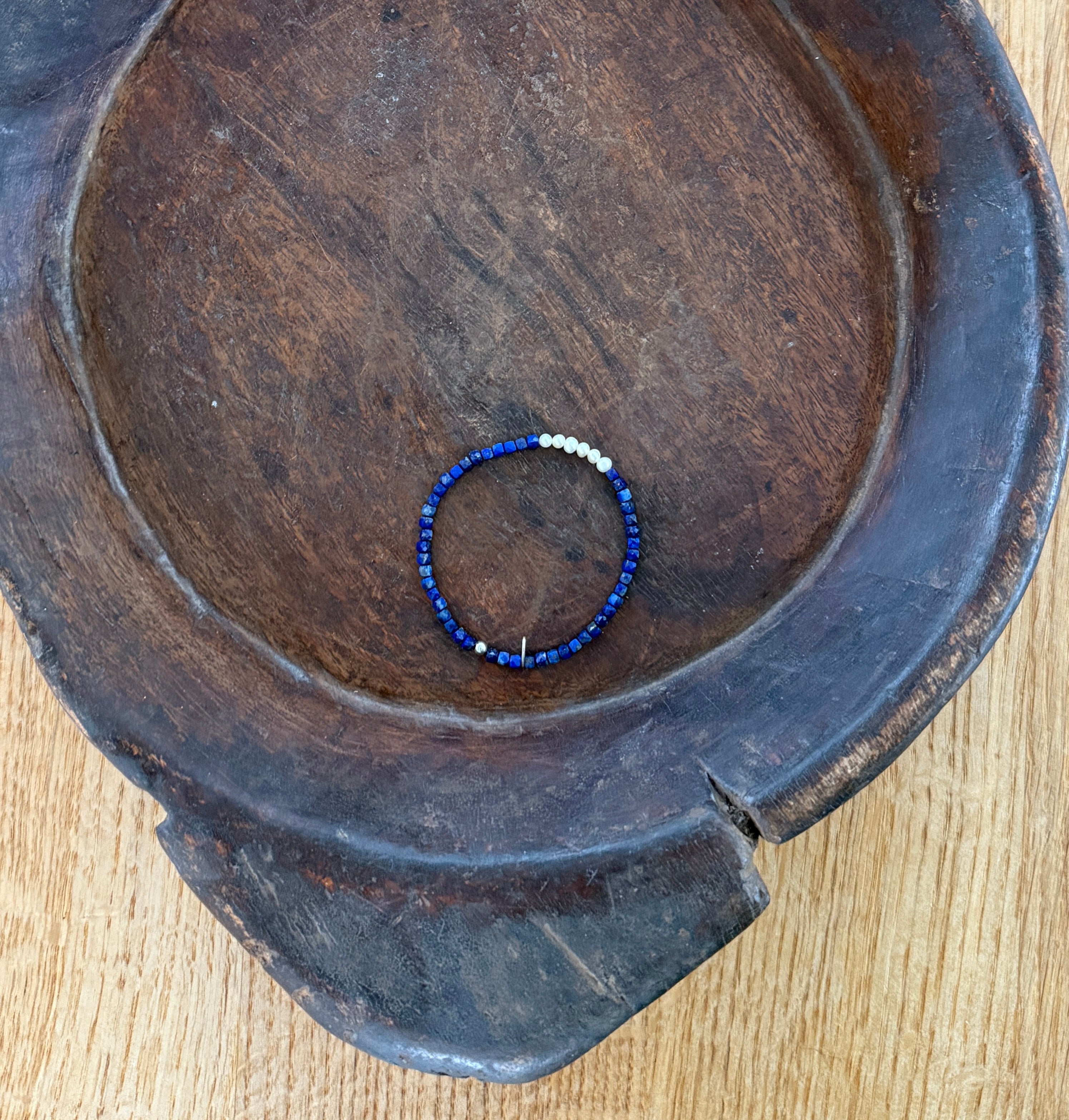 Lapislazuli mit weißen Süßwasserperlen