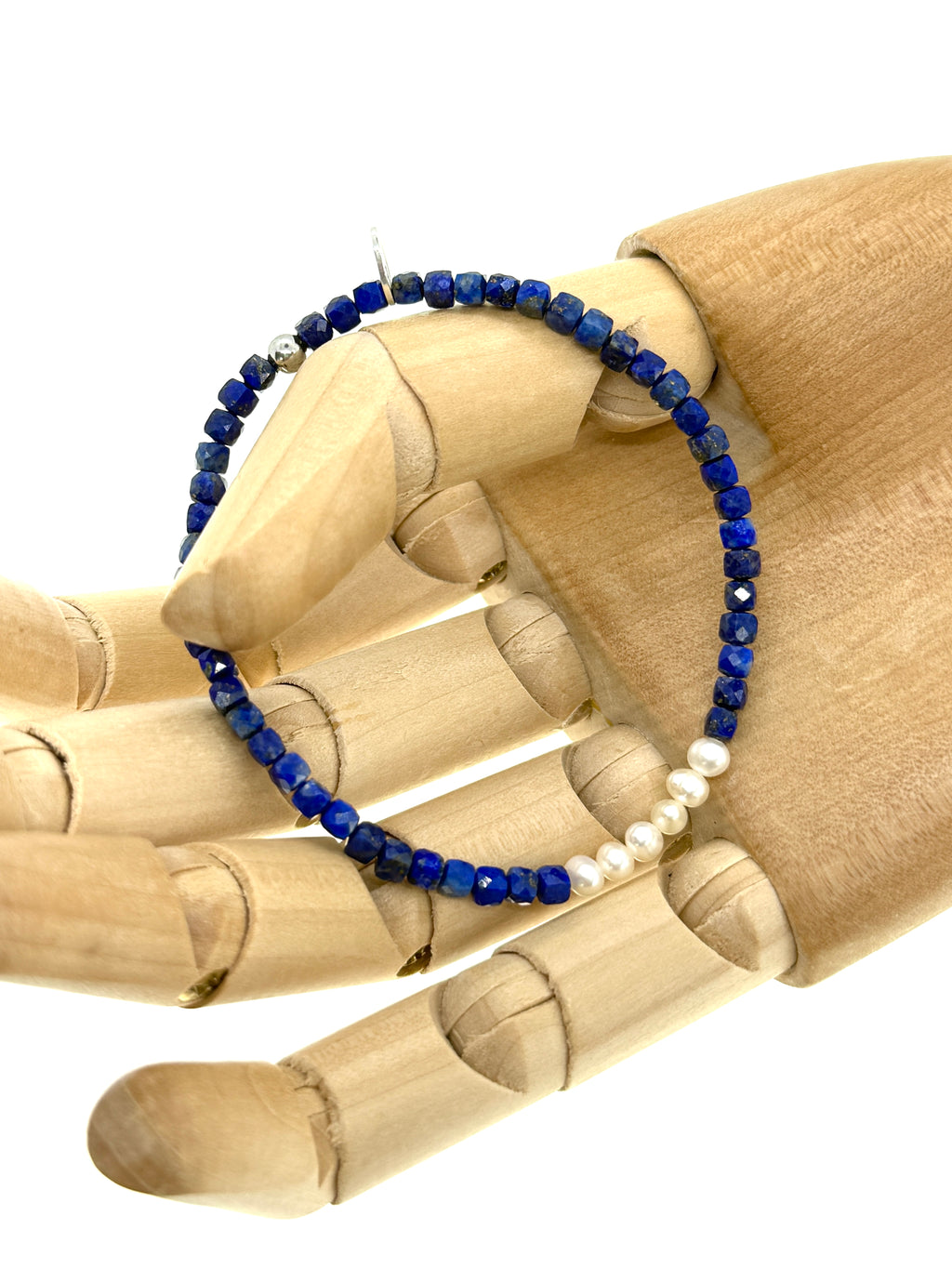 Lapislazuli mit weißen Süßwasserperlen