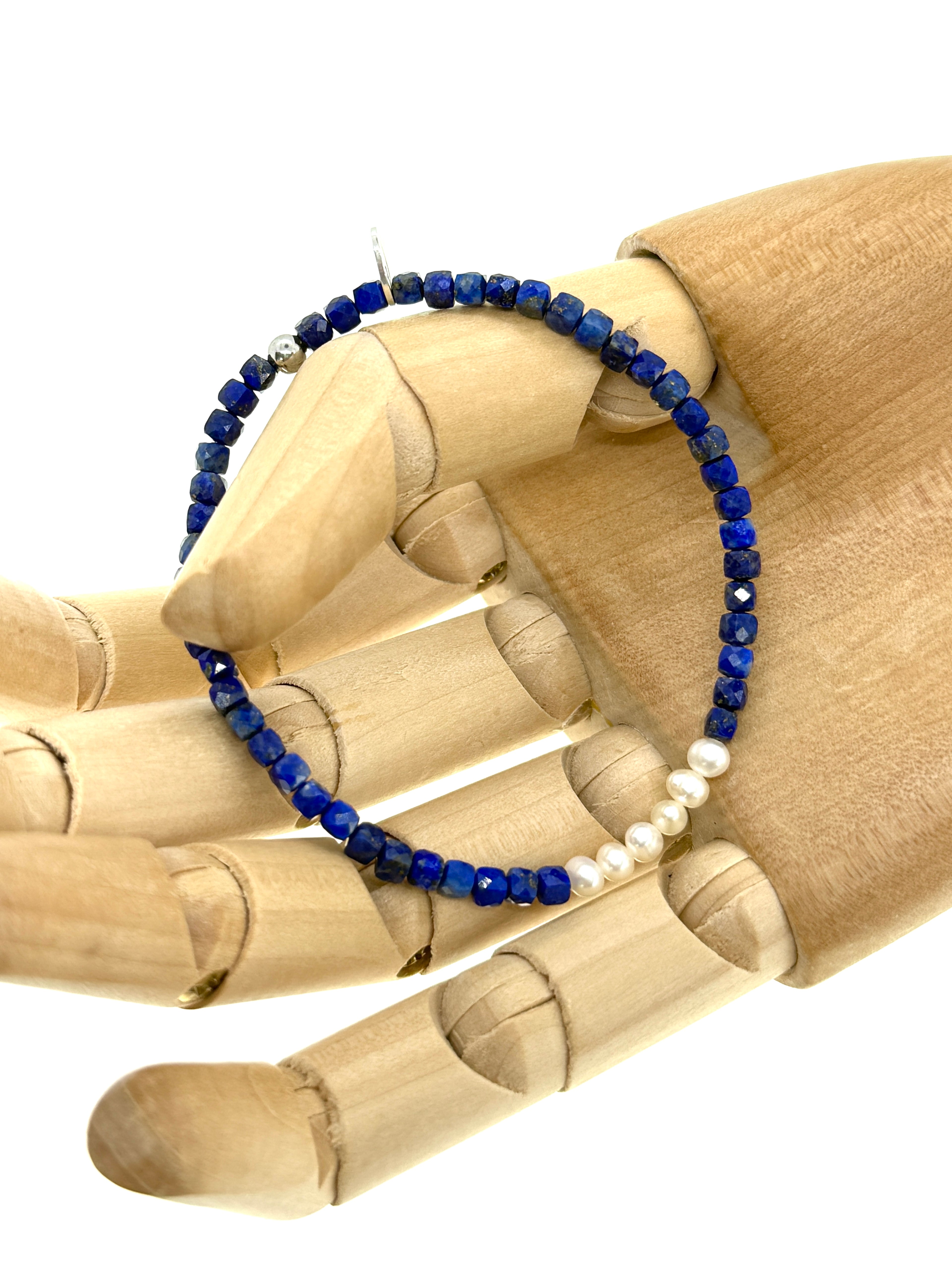 Lapislazuli mit weißen Süßwasserperlen