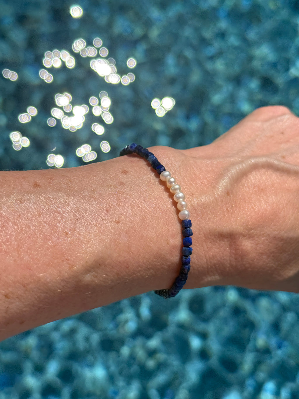 Lapislazuli mit weißen Süßwasserperlen
