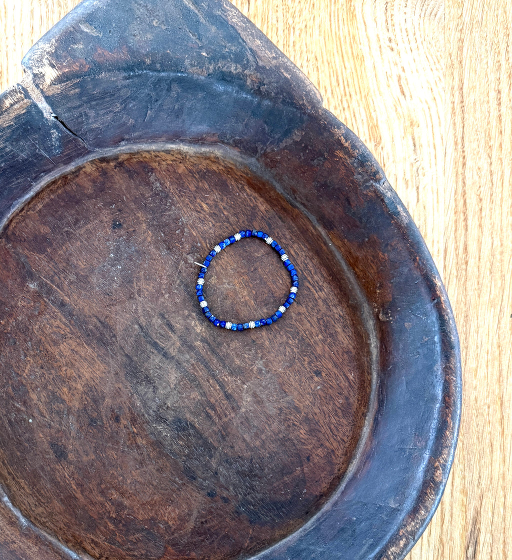 Lapislazuli mit Silberkugeln