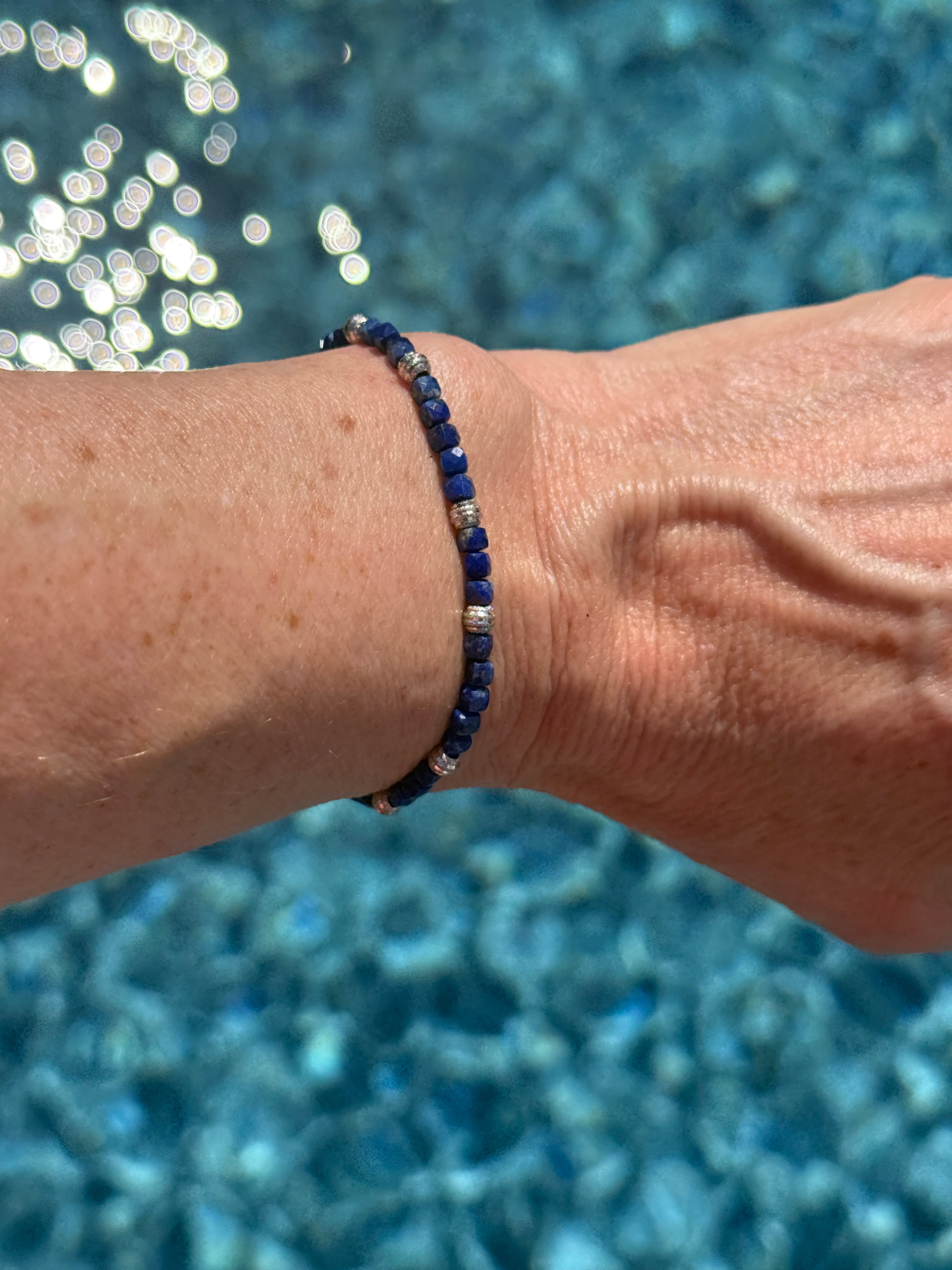 Lapislazuli mit Silberkugeln
