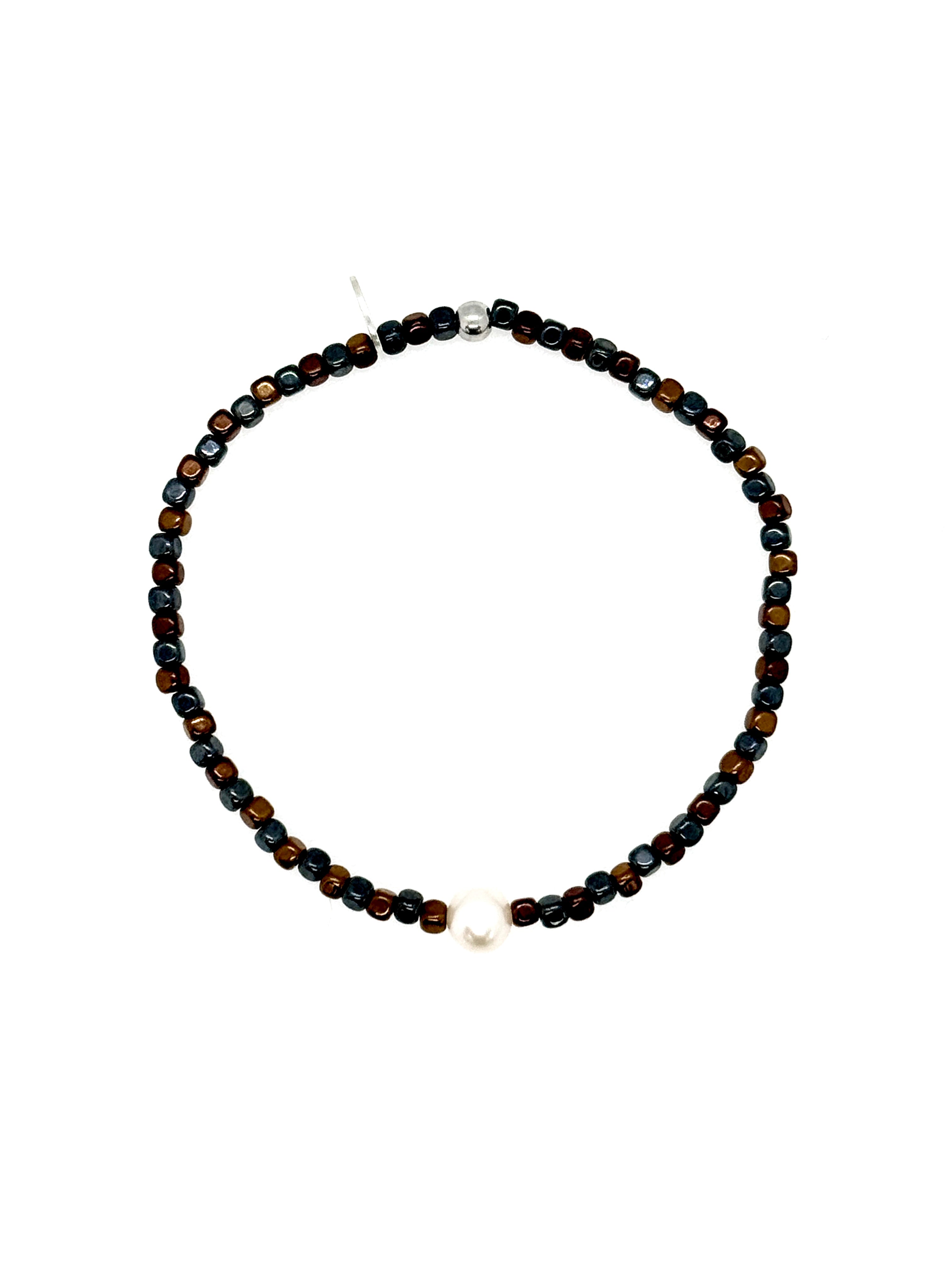 Braune und anthrazitfarbene Hämatite mit Süßwasserperle