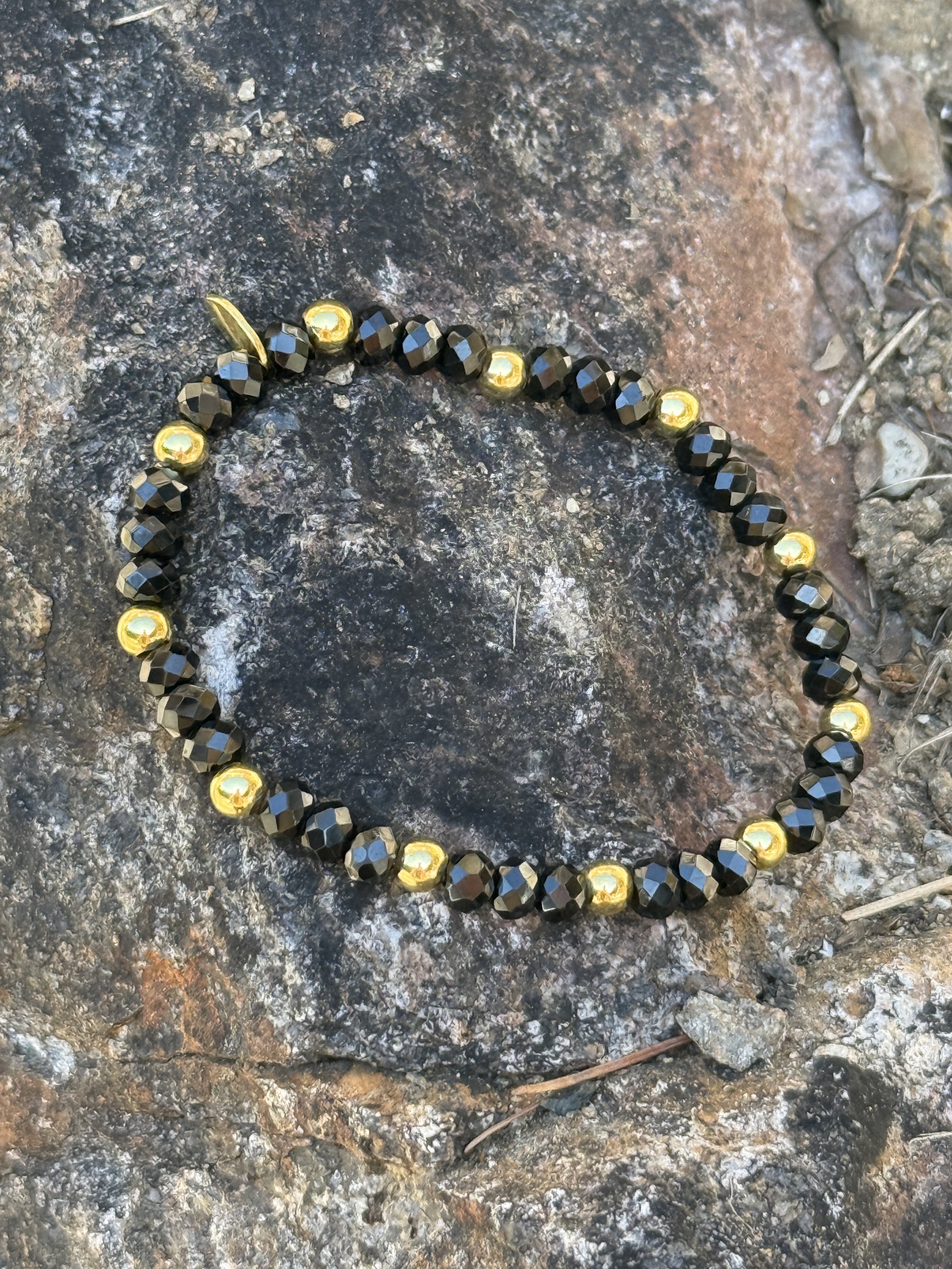 Schwarzer Spinell mit vergoldeten Silberkugeln