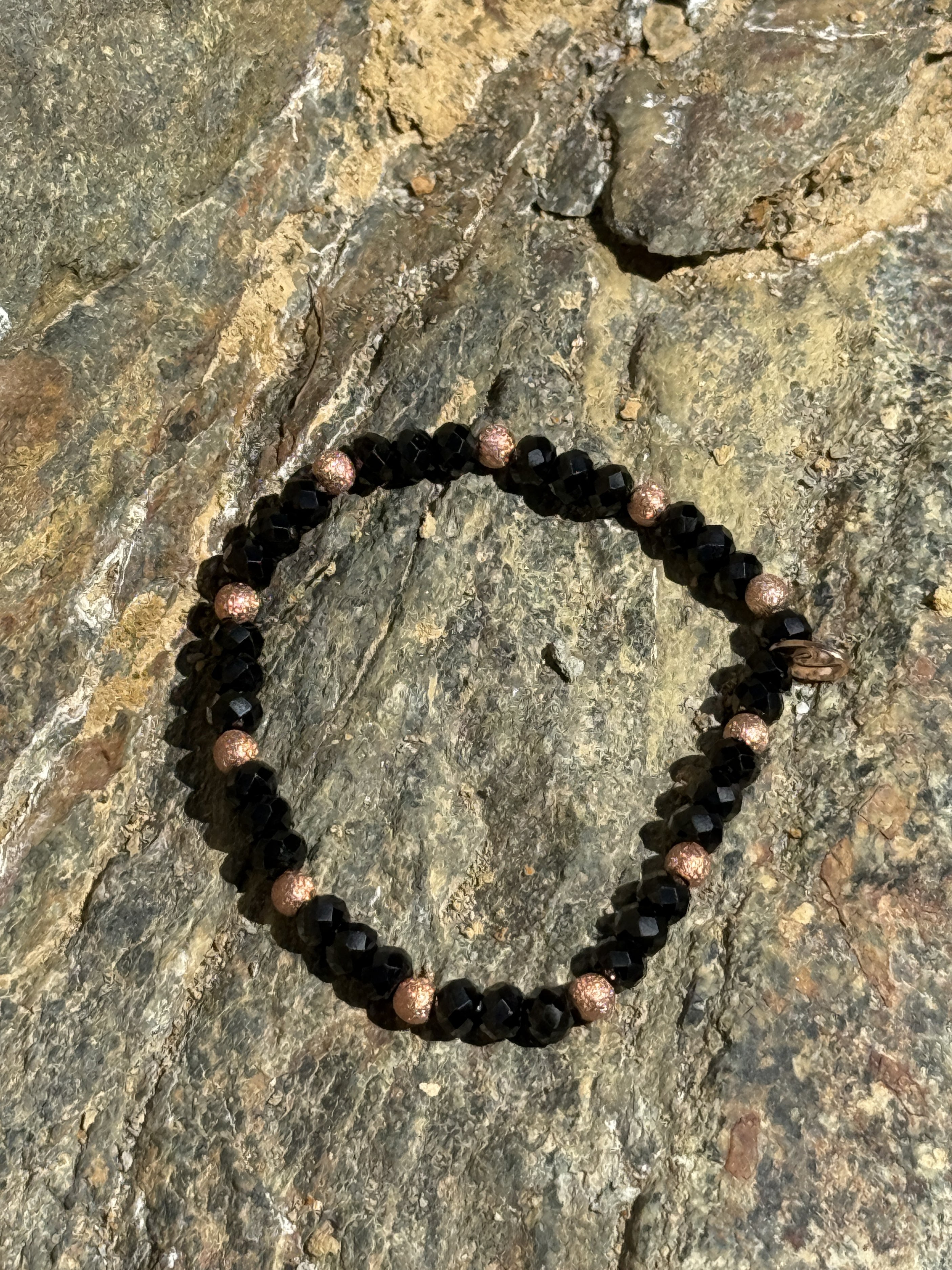 Schwarzer Spinell mit Silberkugeln rosé vergoldet