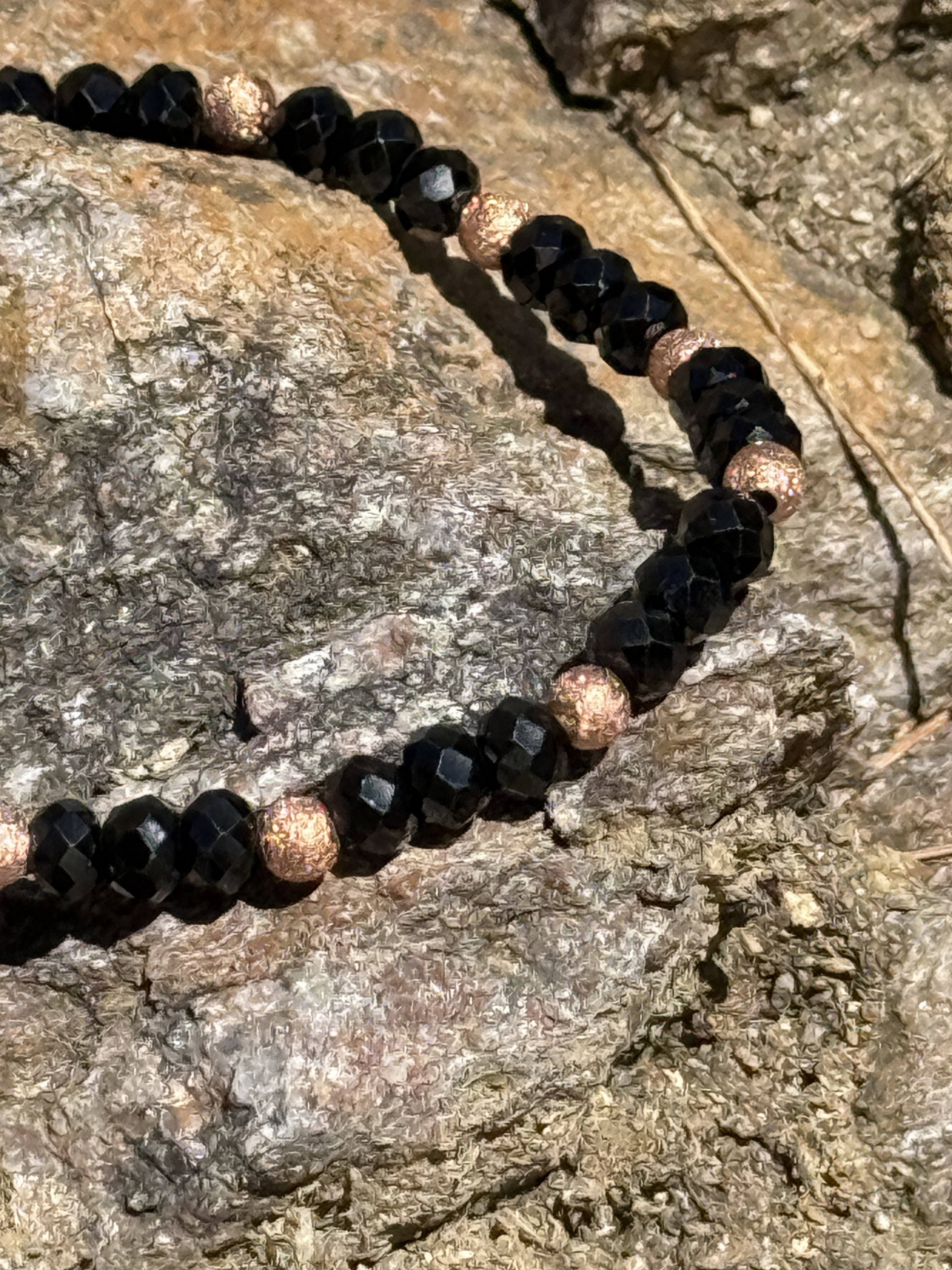 Schwarzer Spinell mit Silberkugeln rosé vergoldet