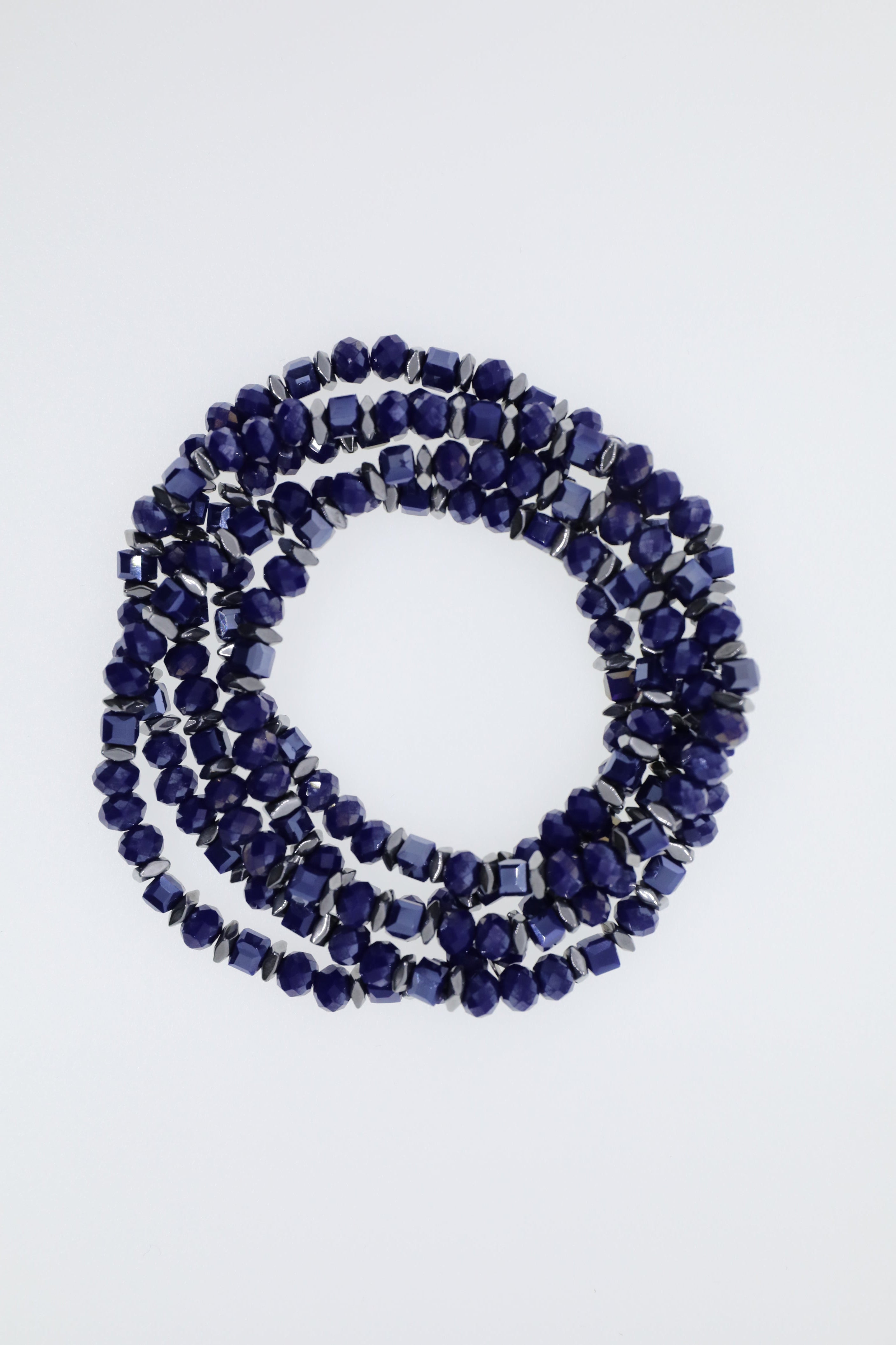 Blaue Glasperlen und silberfarbene Hämatite