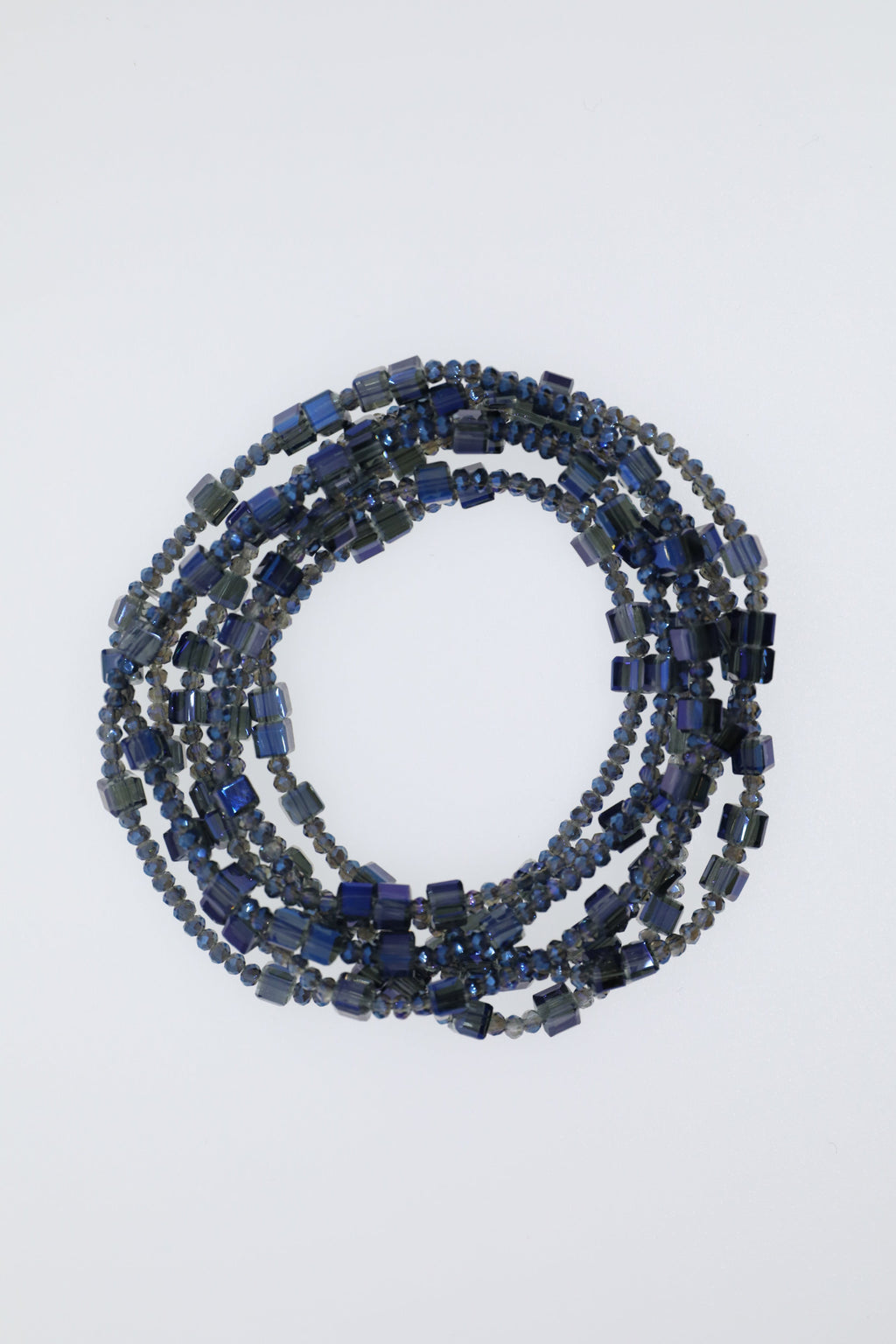 Armband oder Kette Kleine facettierte und würfelförmige Glasperlen in einem transparenten Blau