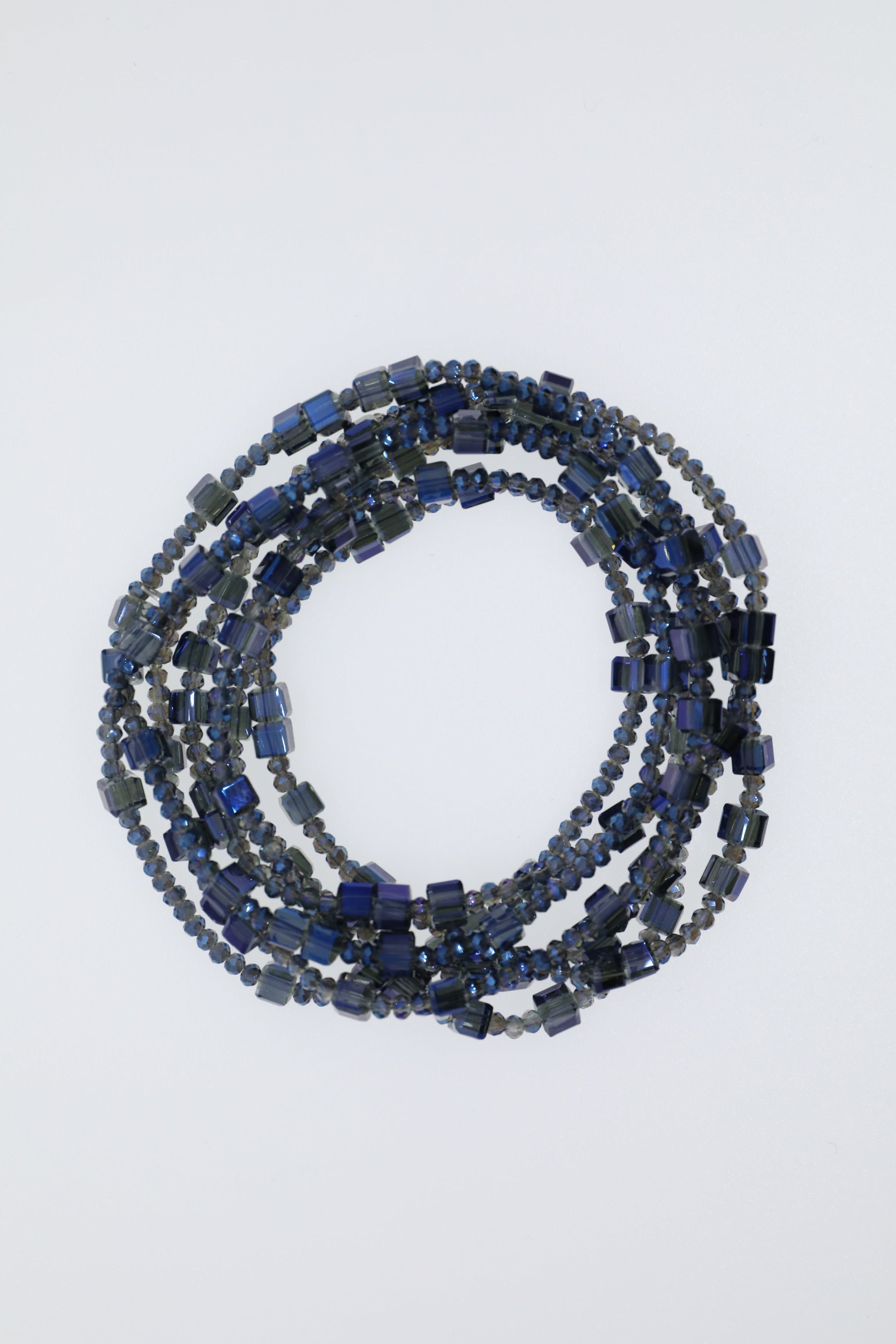 Armband oder Kette Kleine facettierte und würfelförmige Glasperlen in einem transparenten Blau
