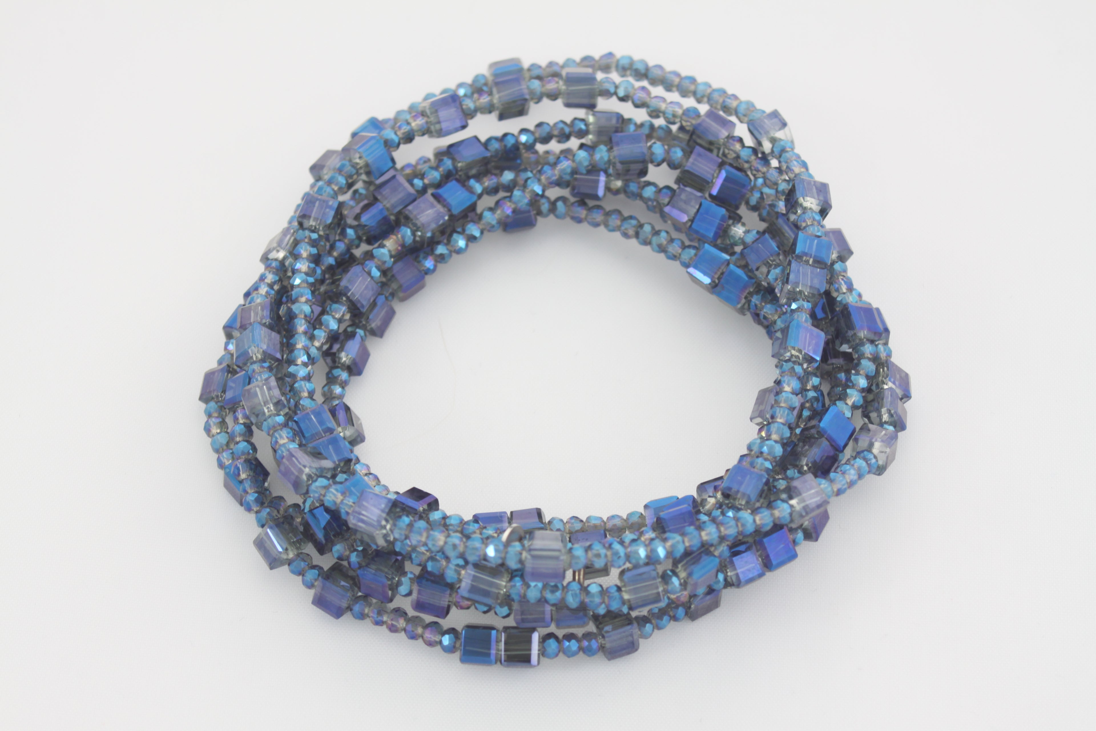 Armband oder Kette Kleine facettierte und würfelförmige Glasperlen in einem transparenten Blau