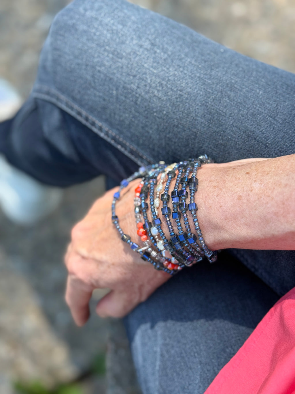 Armband oder Kette Kleine facettierte und würfelförmige Glasperlen in einem transparenten Blau