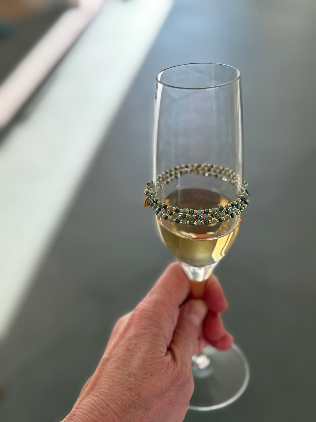 Dunkel- und hellgrüne Glasperlen mit goldfarbenen Hämatiten