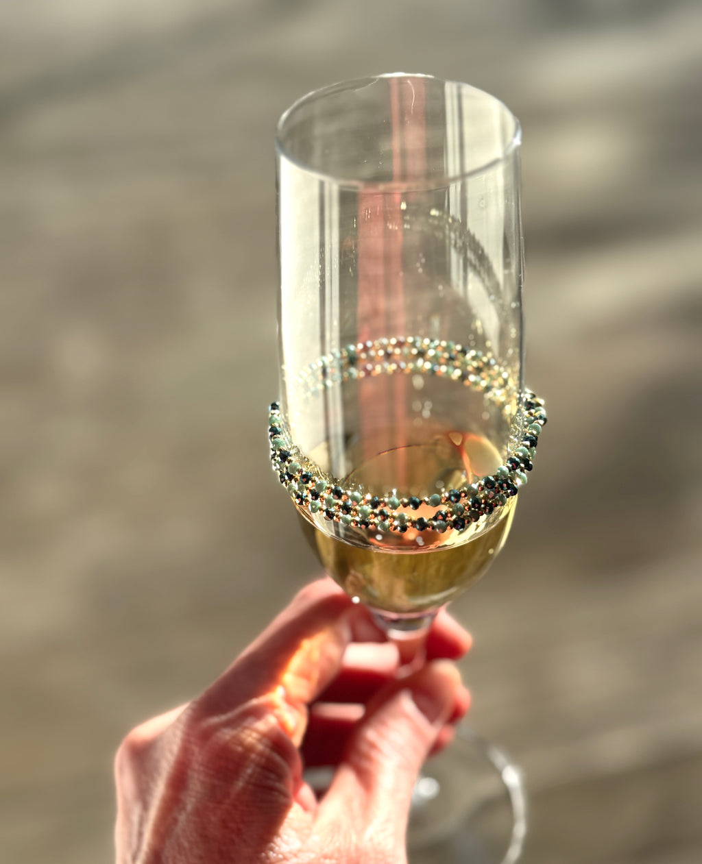 Dunkel- und hellgrüne Glasperlen mit goldfarbenen Hämatiten