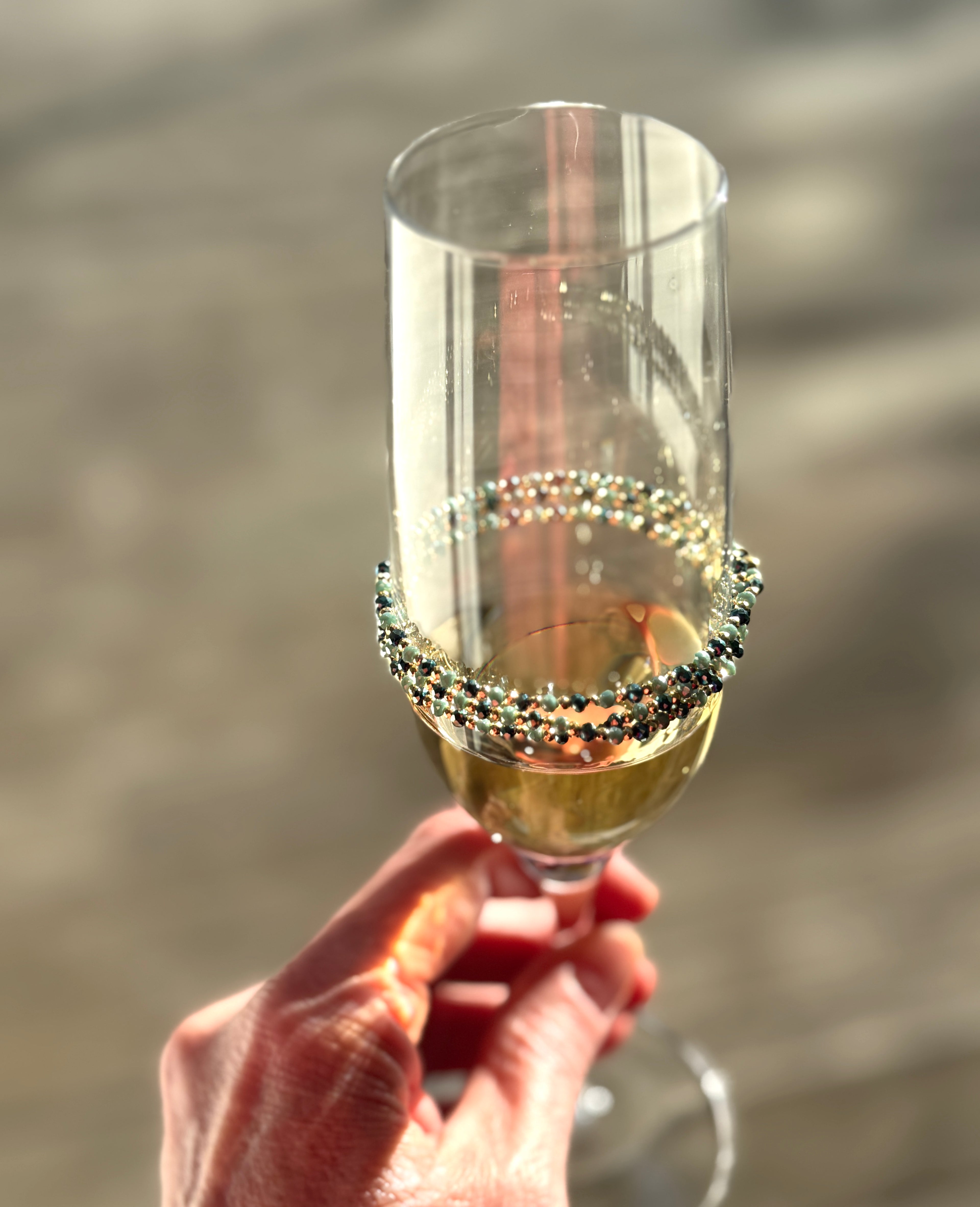 Dunkel- und hellgrüne Glasperlen mit goldfarbenen Hämatiten